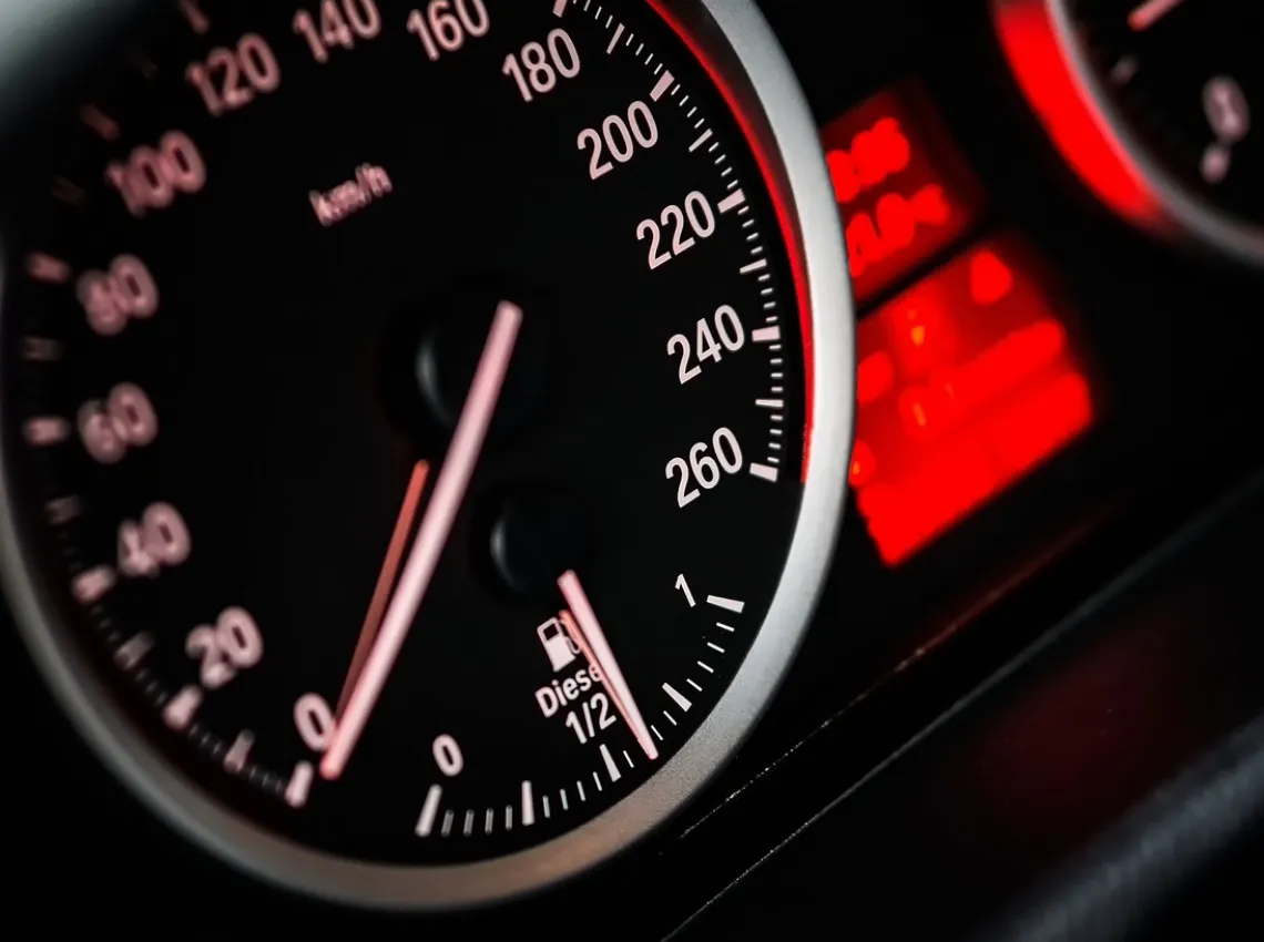 Snelheidsmeter van een auto