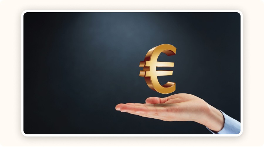 Main tendue sous un symbole euro doré flottant