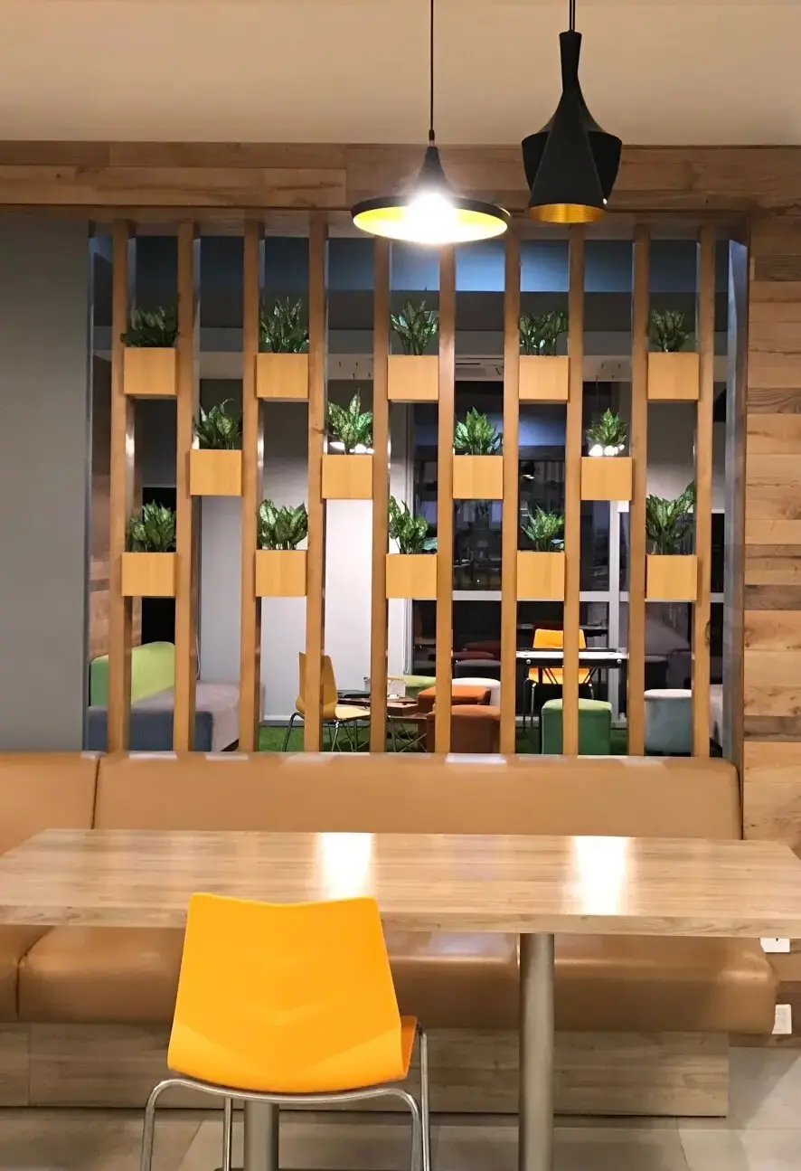 Breakout area with integrated greenery