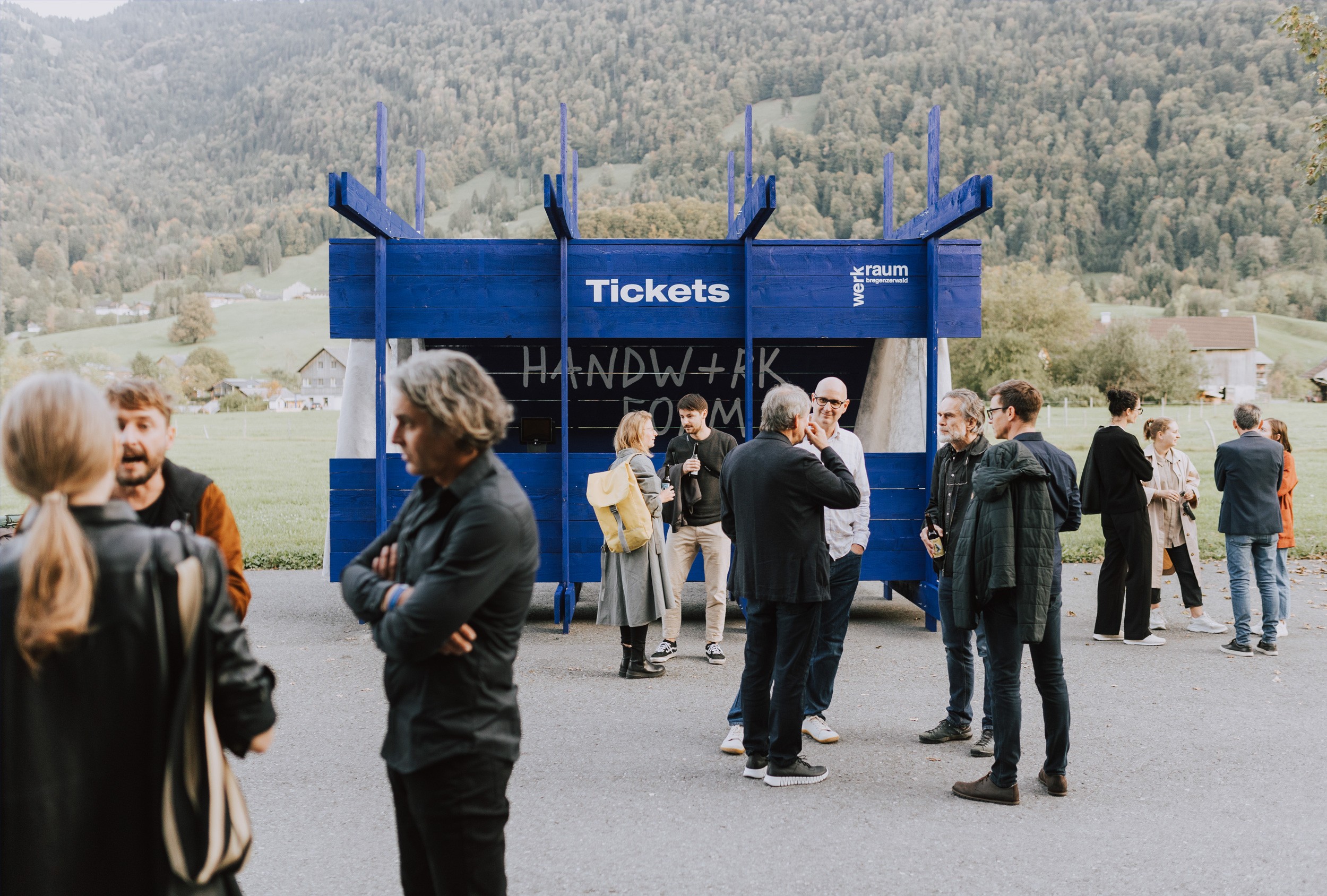 Außenansicht der Ausstellung mit klarer und ansprechender Beschriftung für die Veranstaltung Handwerk+Form 2023.