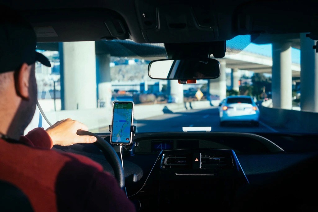 Conducteur professionnel au volant d'un véhicule de flotte d'entreprise, illustration de la sécurité routière en entreprise
