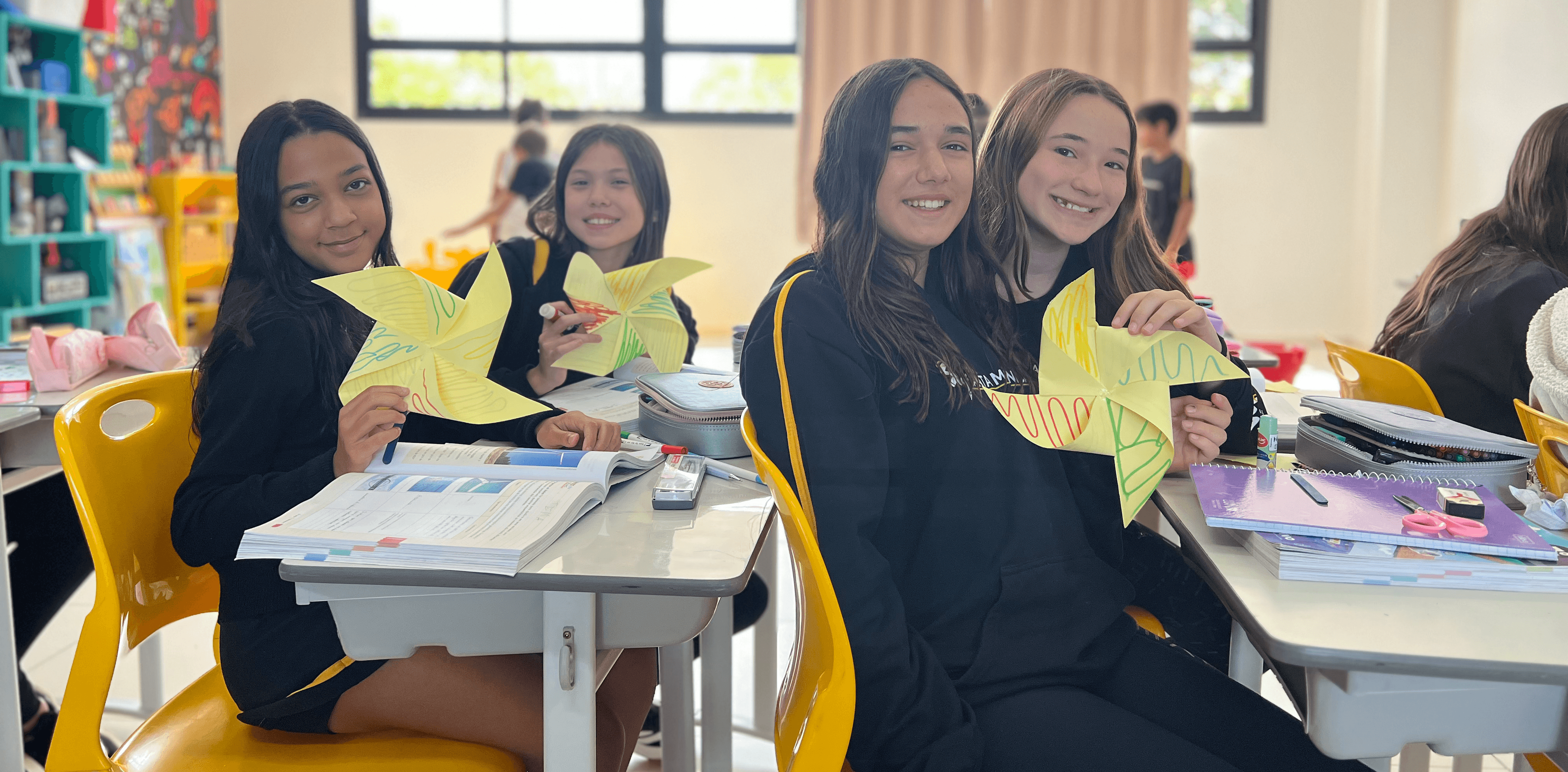 Experimento com cata-vento permite aos alunos observar rotações de 90°, 180° e 360° em atividade prática de matemática.