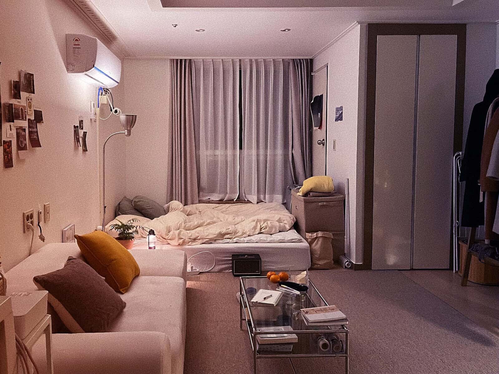 Nội thất phòng oneroom studio tại Seoul với sofa, giường, điều hòa và không gian sống ấm cúng