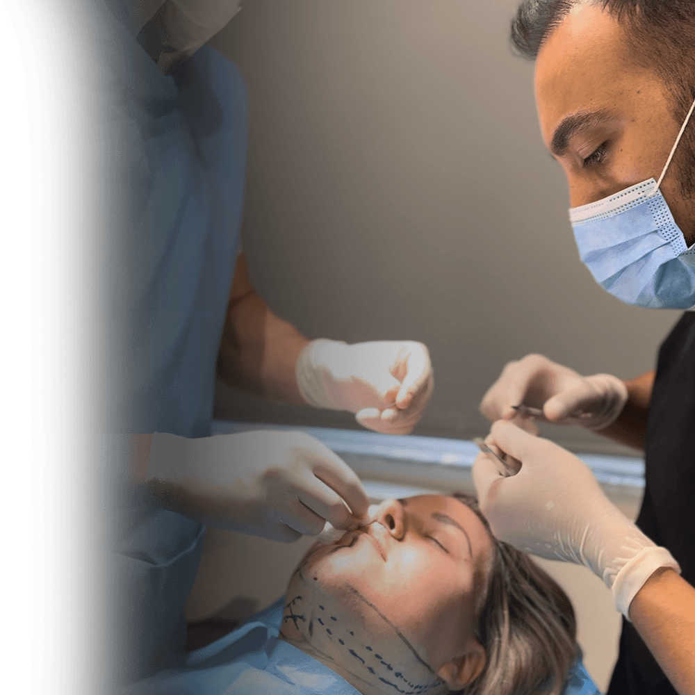 Dr. CBS, lokal anestezi altında dudak kaldırma işlemi yapıyor.