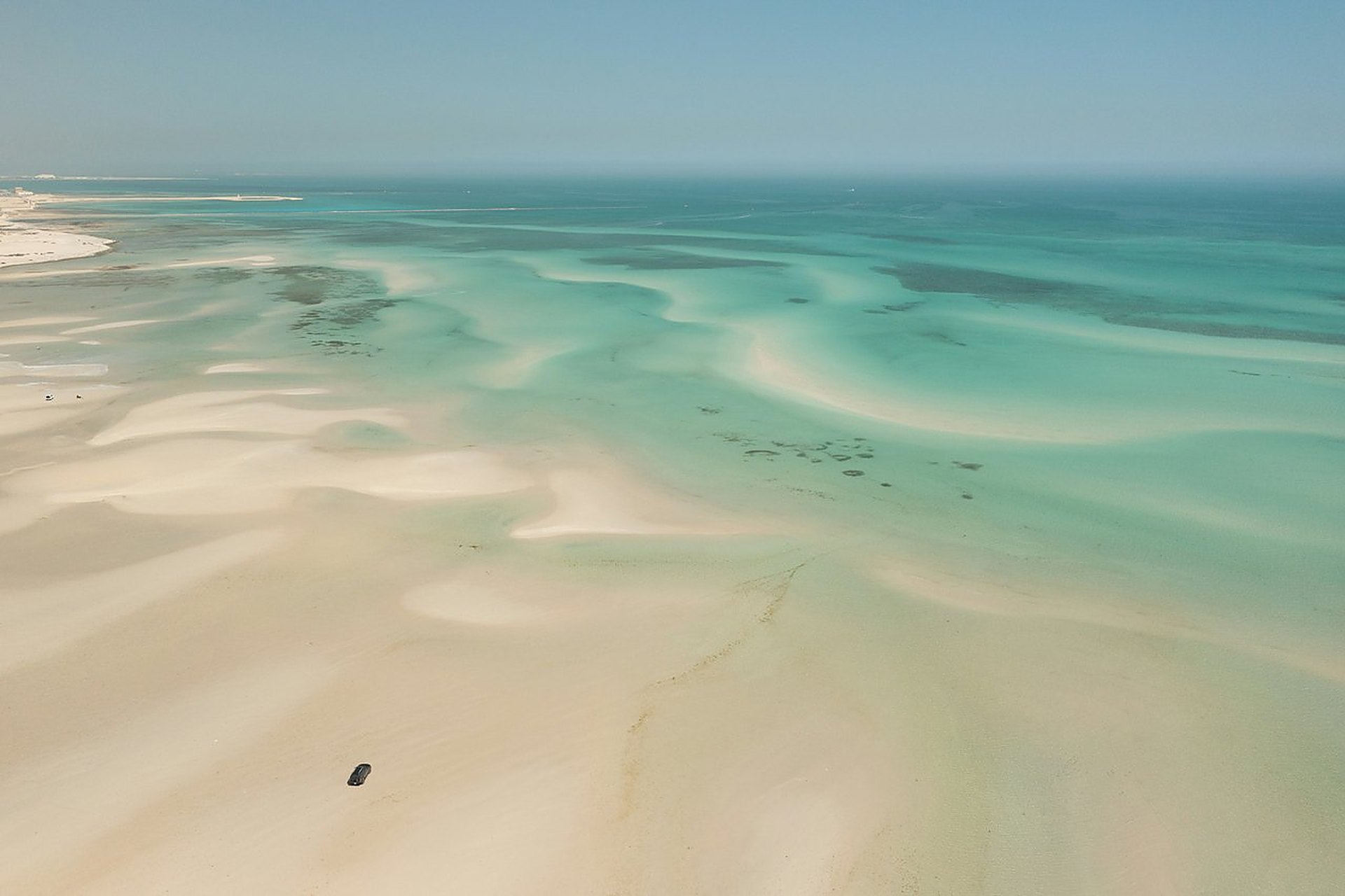 Le sable blanc et l'eau turquoise de la mer intérieure, à Khor Al Adaid, au Qatar, vus du ciel