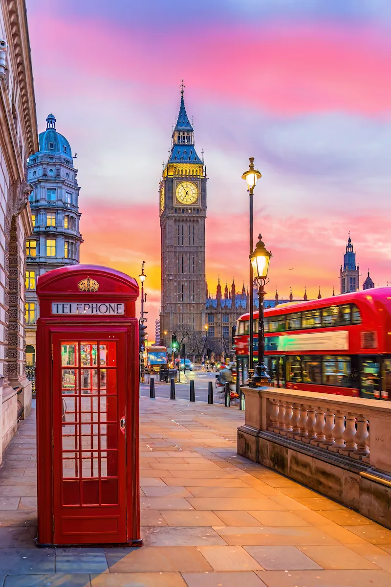 Big Ben e cabine telefônica vermelha em Londres ao entardecer