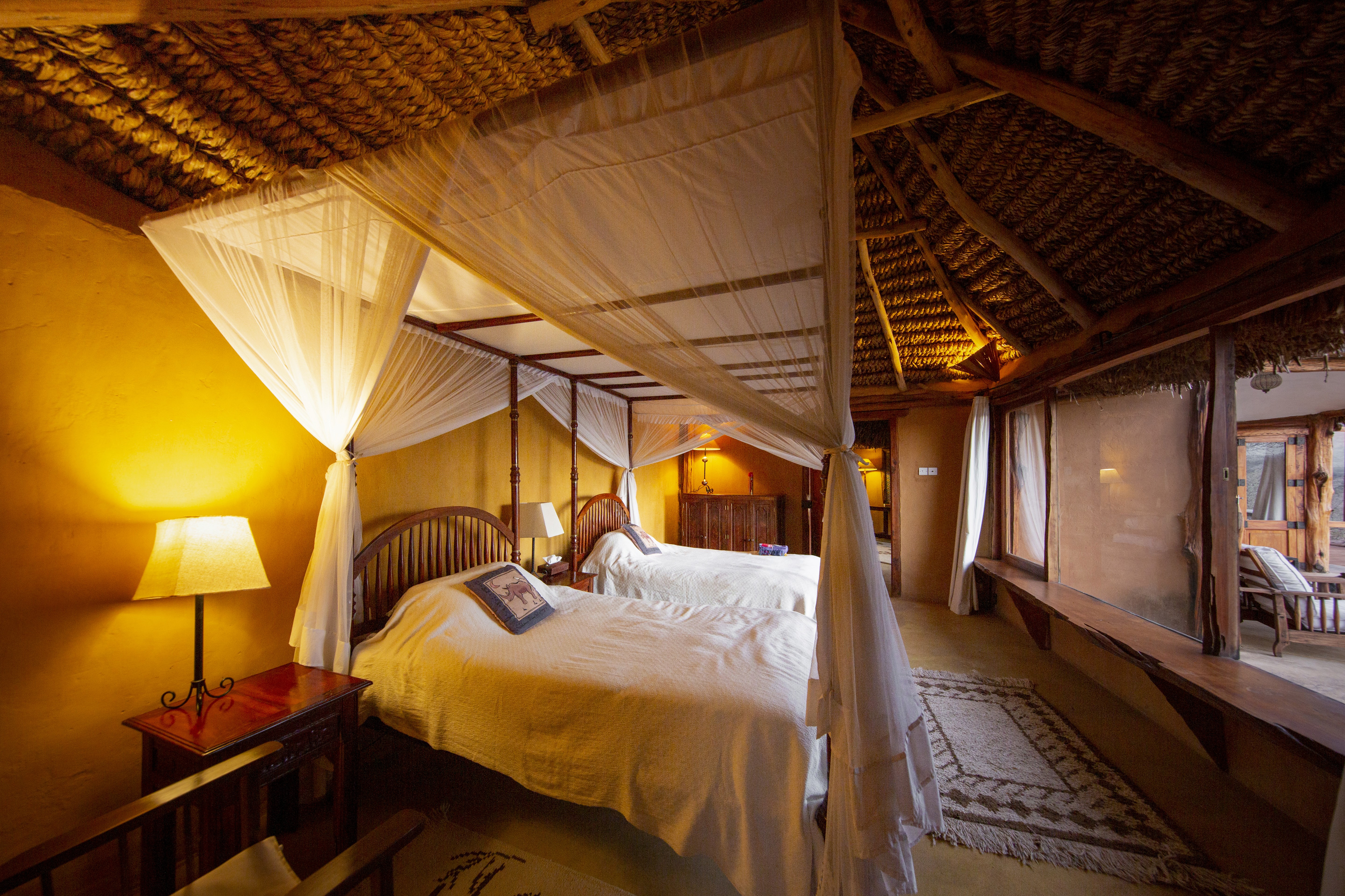 Tree Camp i Mashatu Game Reserve, Botswana – unikt boende byggt på en platå i ett träd, med säng omgiven av myggnät under ridresa med Africa by Horse.