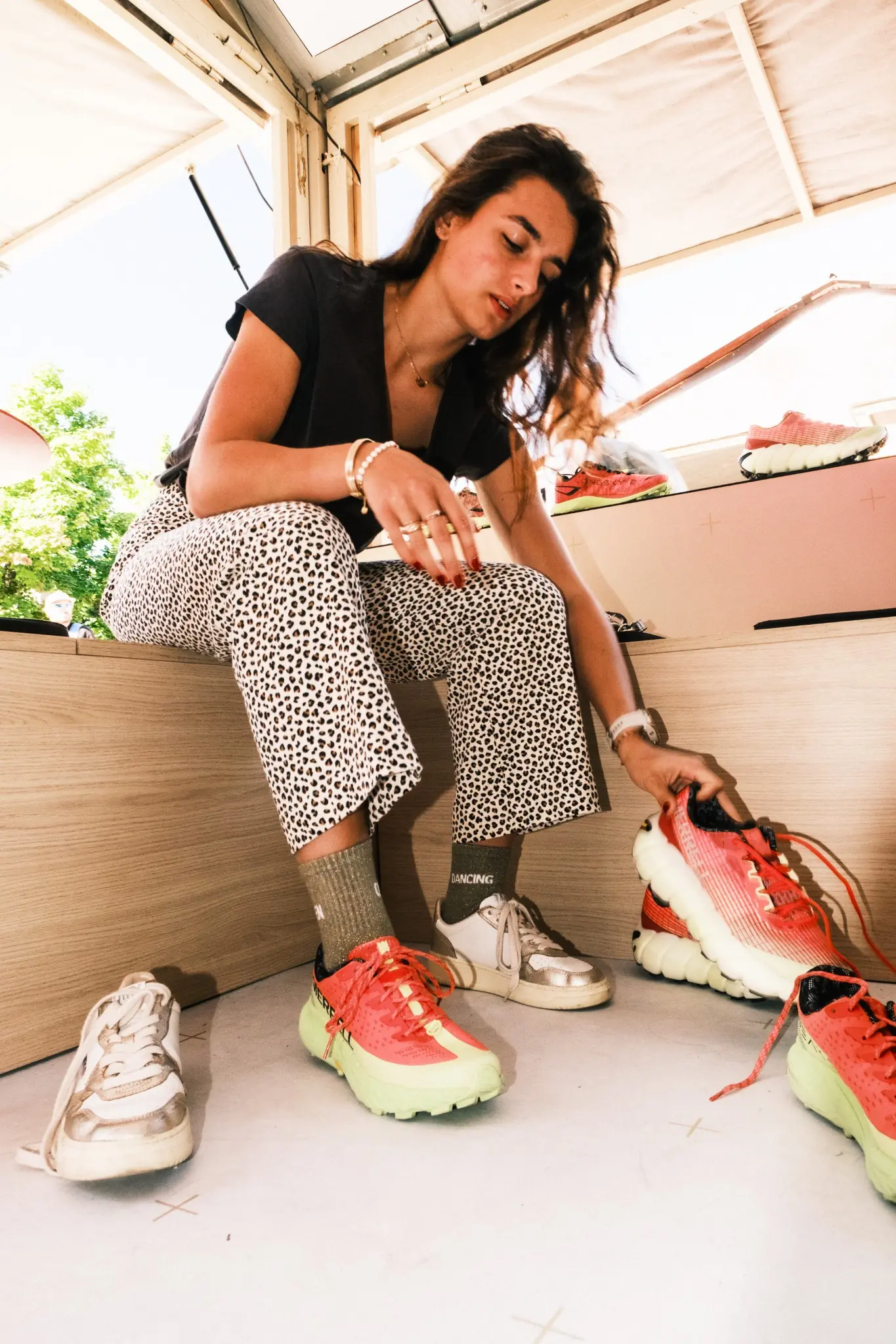 Femme essayant chaussures Merrell
