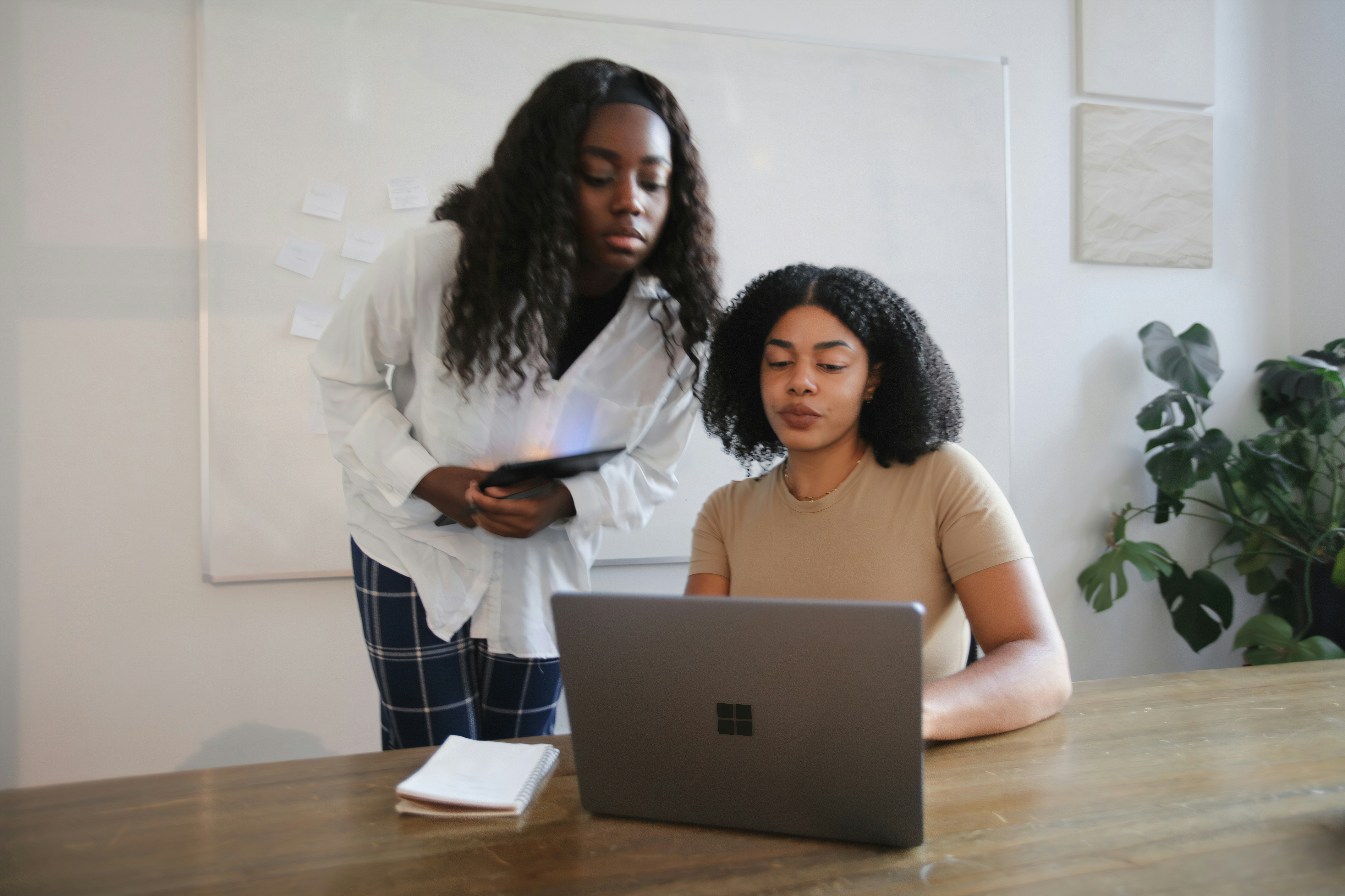 woman with friend and laptop - DocLime