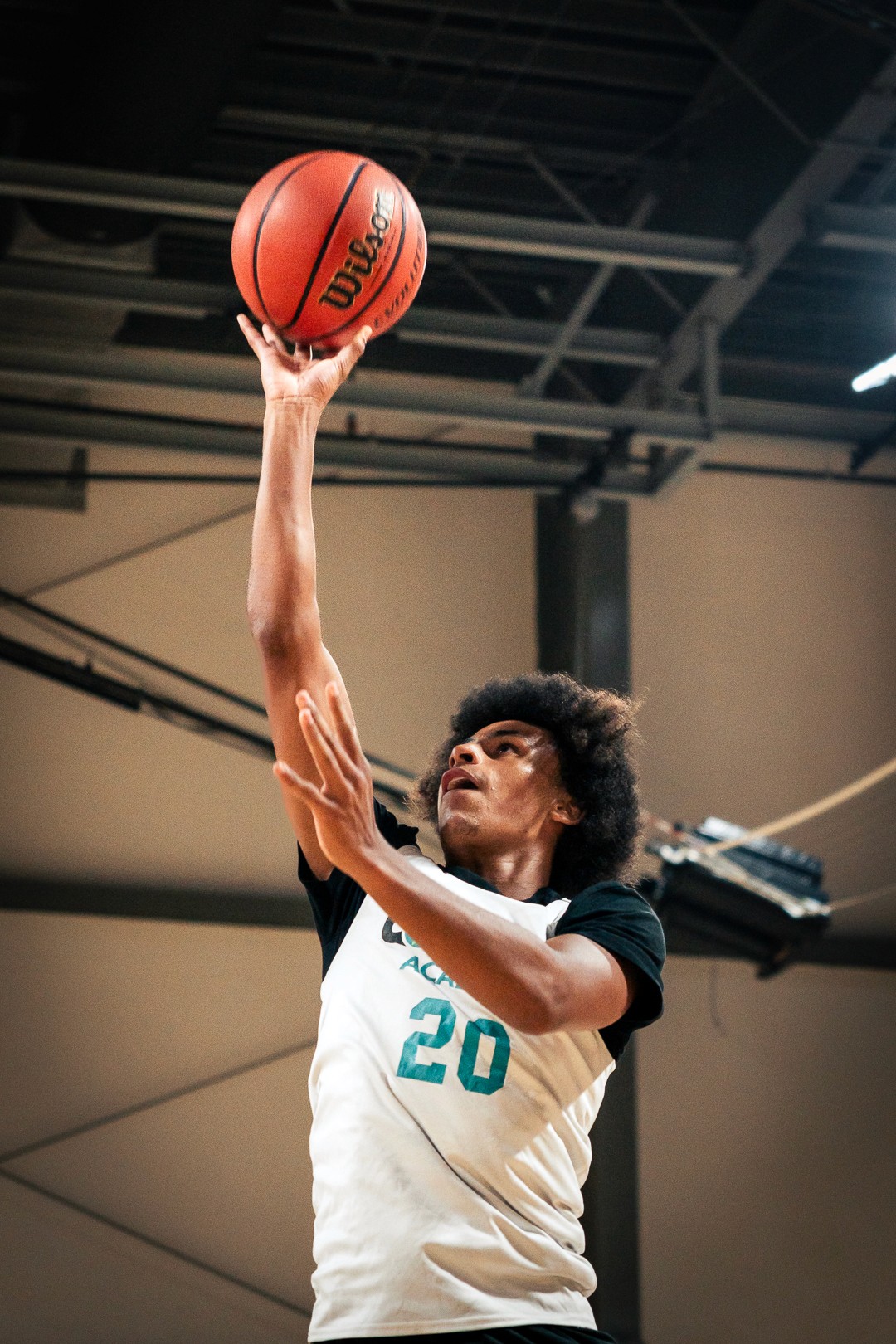 Extension dynamique d’un joueur pour un panier au camp Combine Elite Basketball Camp.