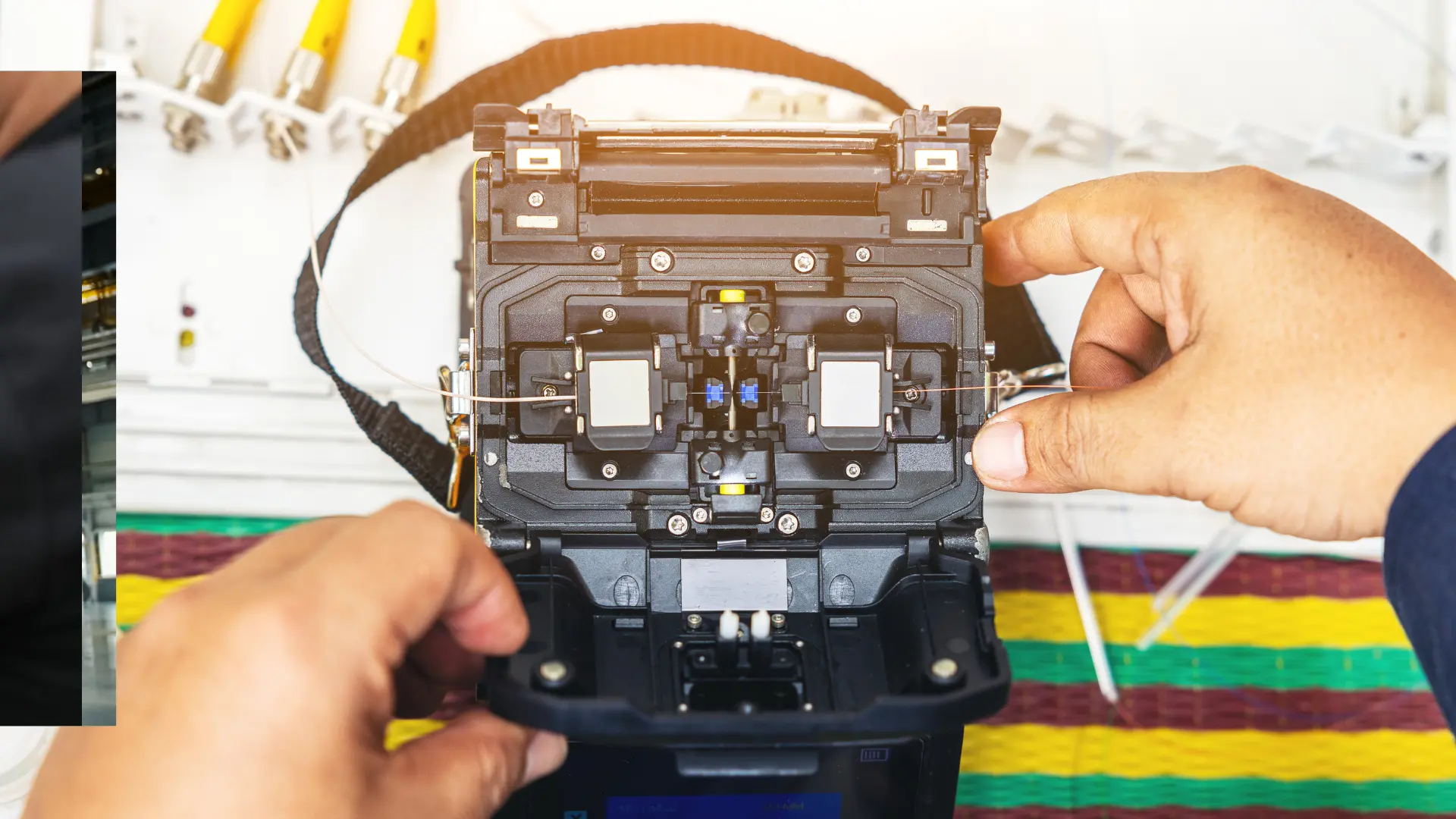 Apprenti technicien fibre optique en plein exercice de mise en situation lors d'une évaluation de niveau Telemi