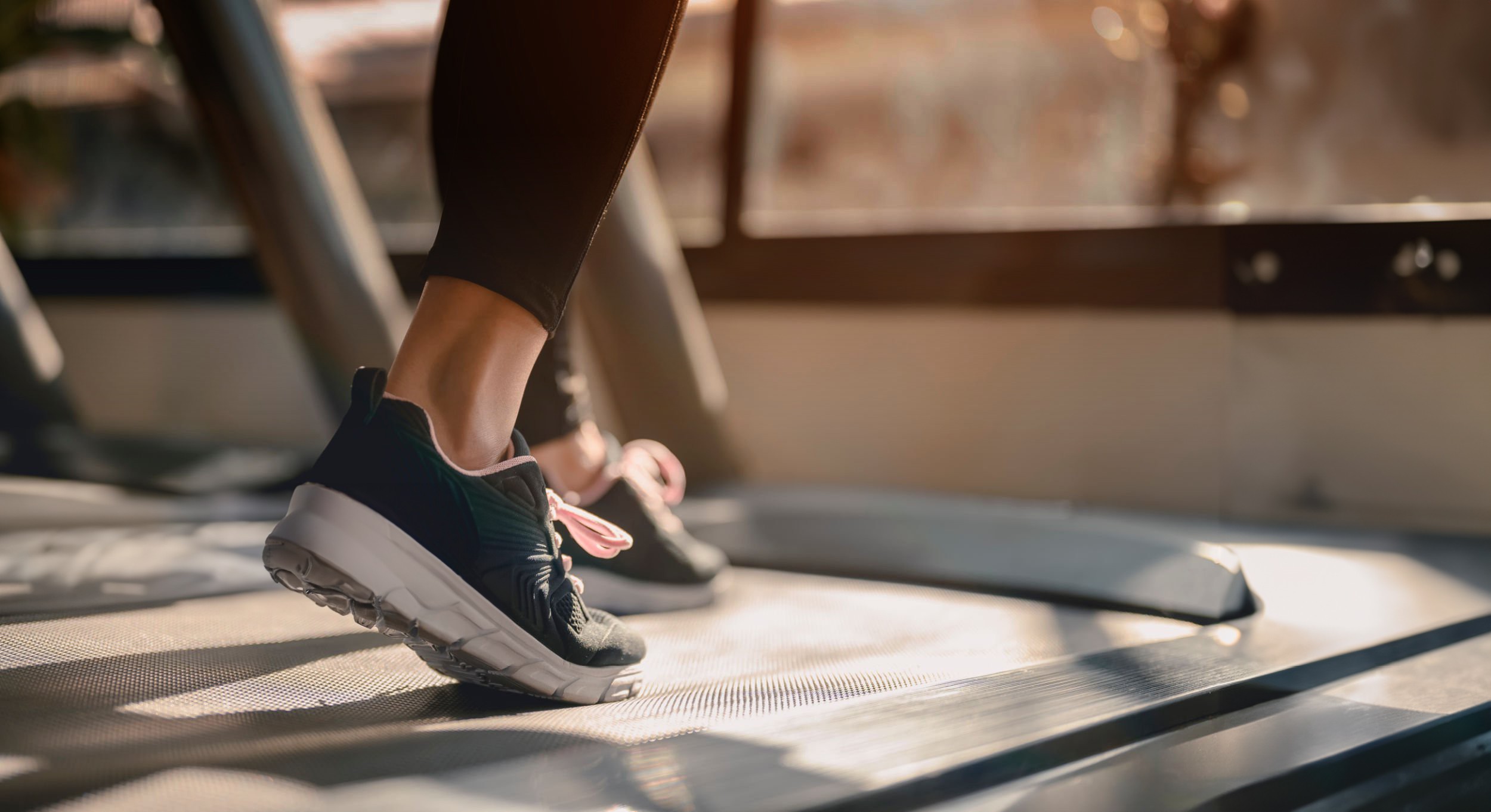 pieds courant sur un tapis de course