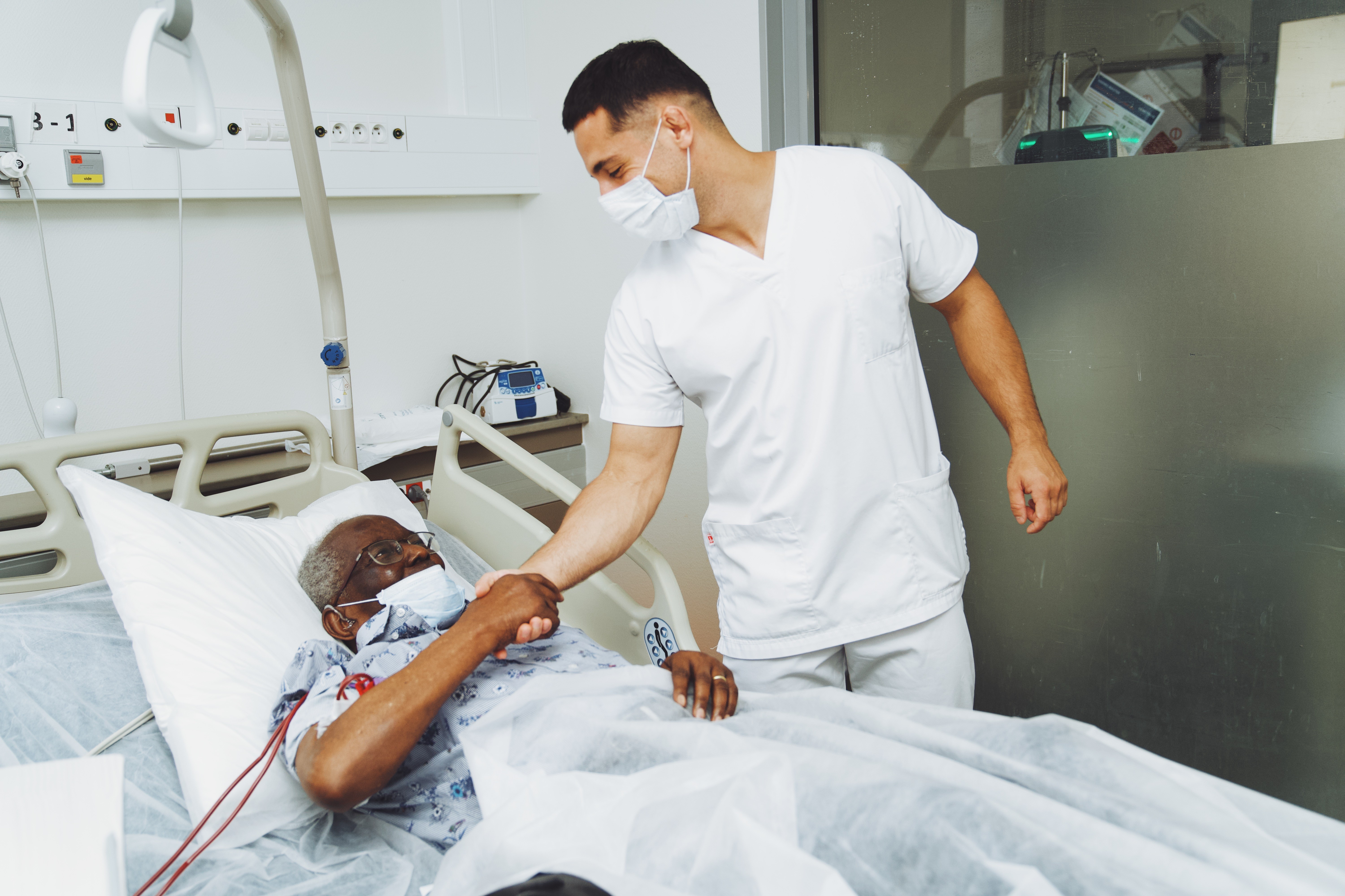 Patiente souriante regardant par la fenêtre dans un cadre apaisant