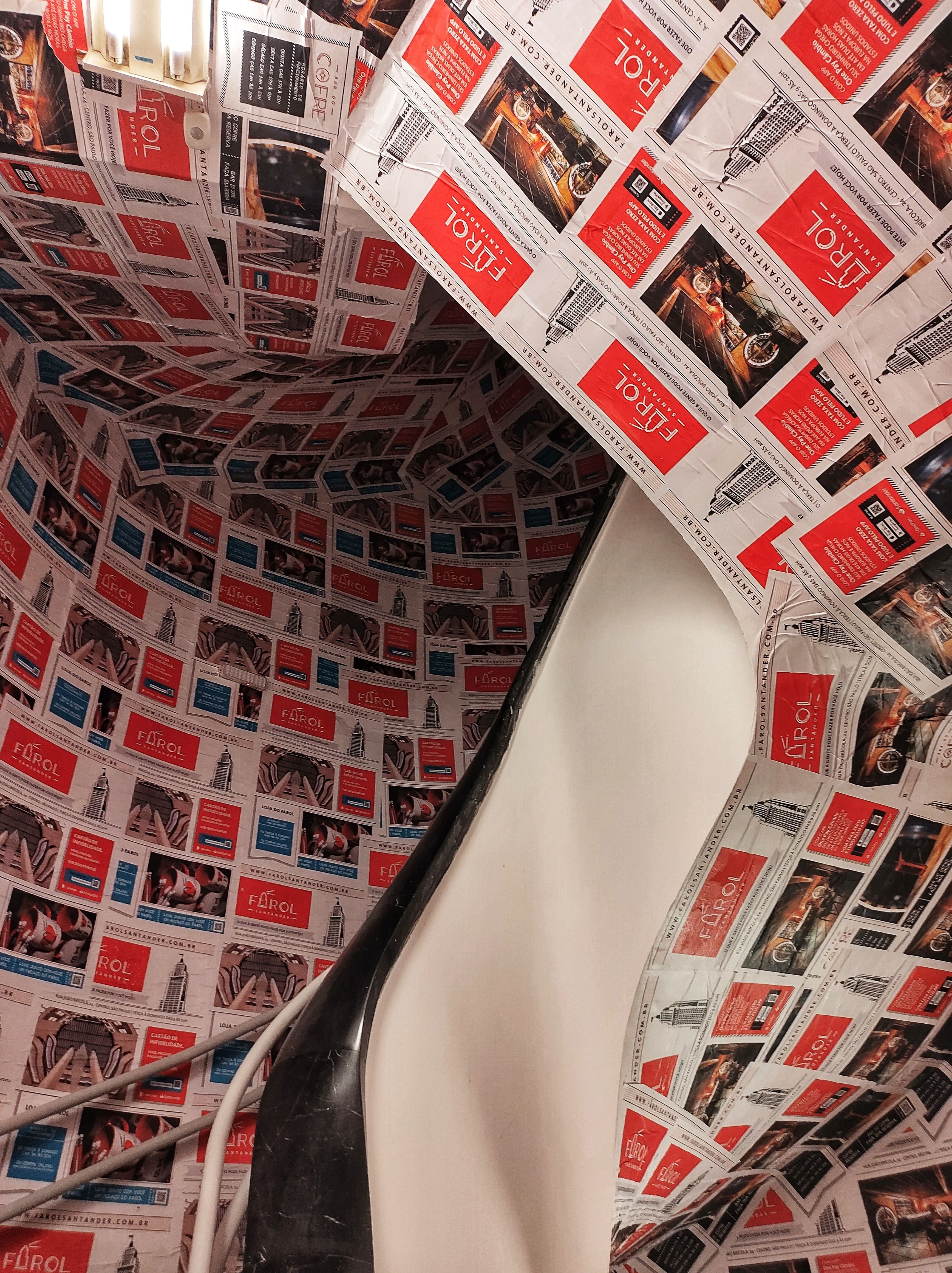 Rot bedruckte Karten und weißer Stoff als kreatives Motiv – Marketing und Kampagnen von Clanurio