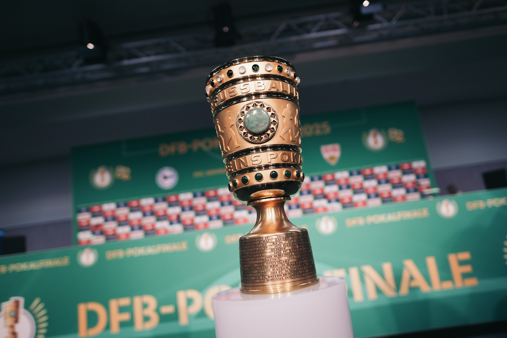 DFB-Pokal vor der Wand des DFB-Pokalfinales