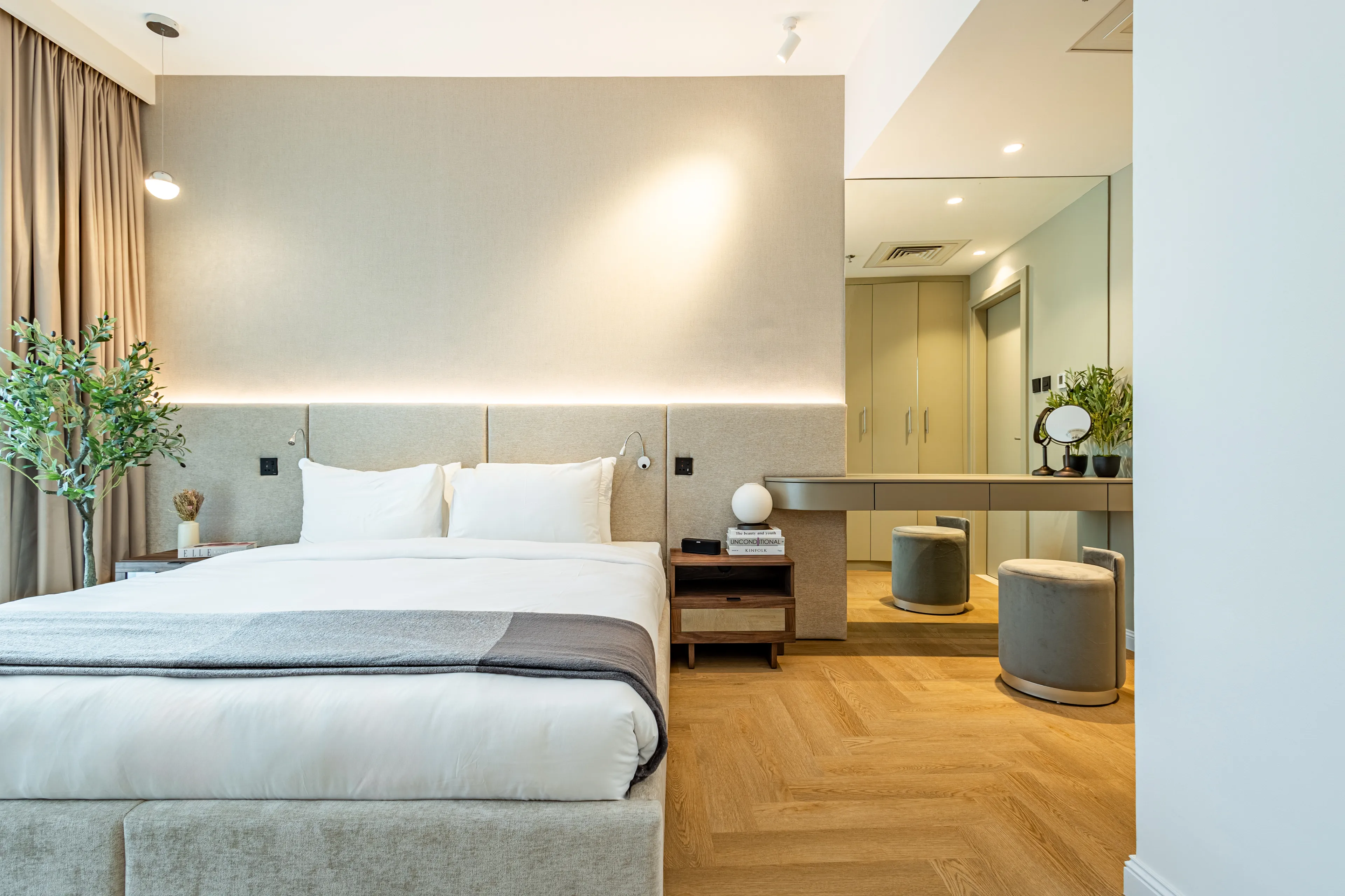 Bedroom with a double-sided bed.