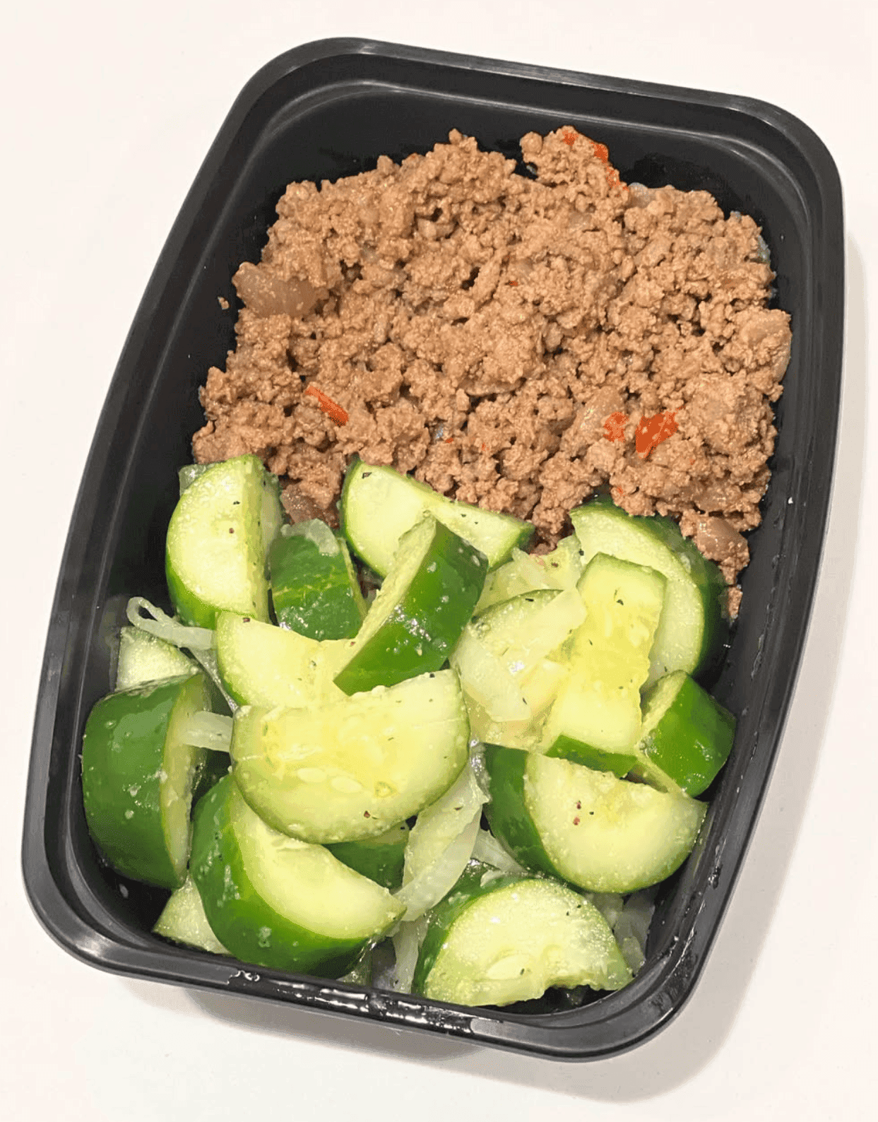 Carne picada especiada con calabacín salteado y cebolla.
