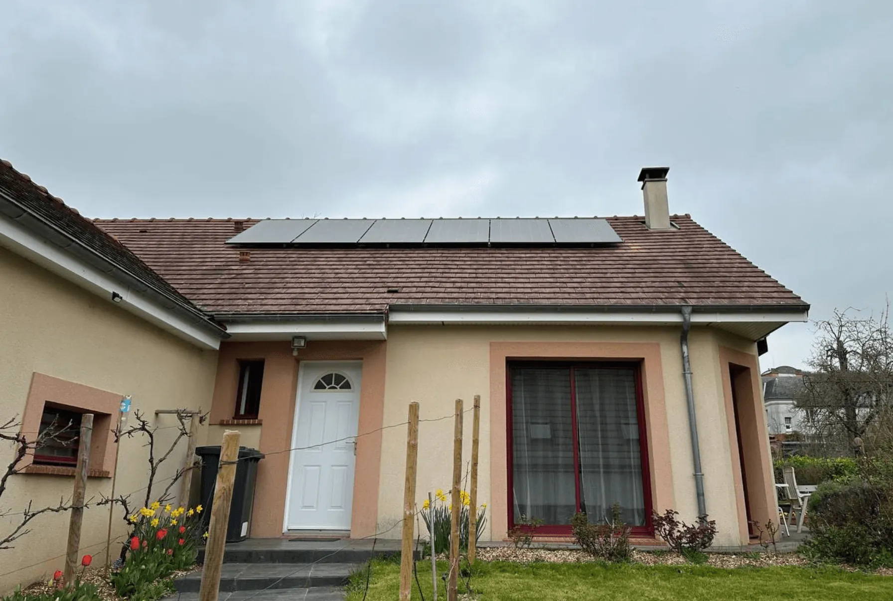 Photo d'une maison à Envermeu en Seine Maritime équipée de panneaux photovoltaïques dont l'installation a été faite par Solarock.