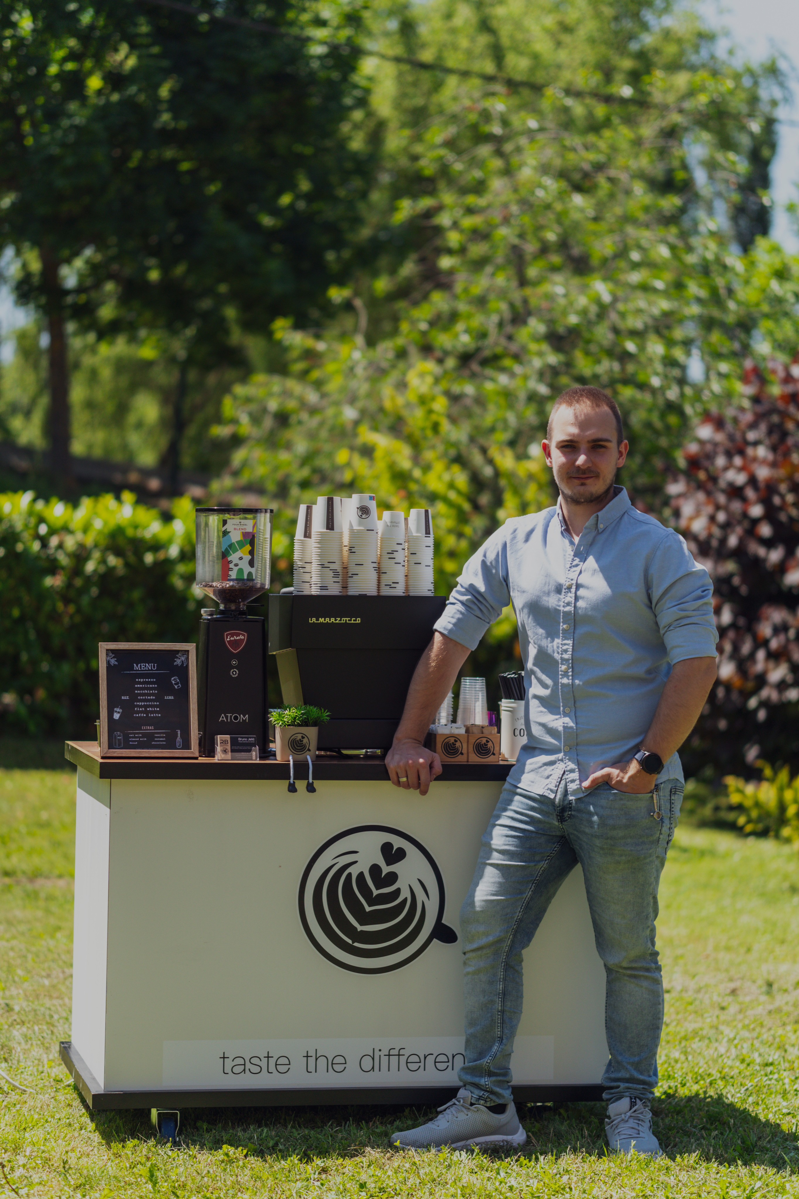 Mobilni espresso bar za coffee catering usluge i barista