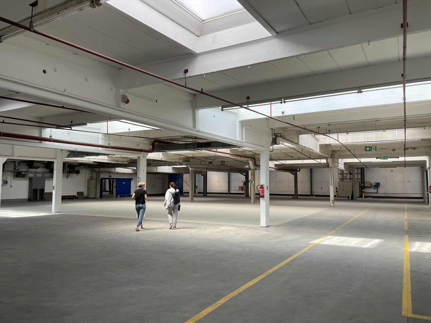 Isometrische Zeichnung eines Bauprojekts mit mehreren Gebäuden und markierten Strukturen in Rot