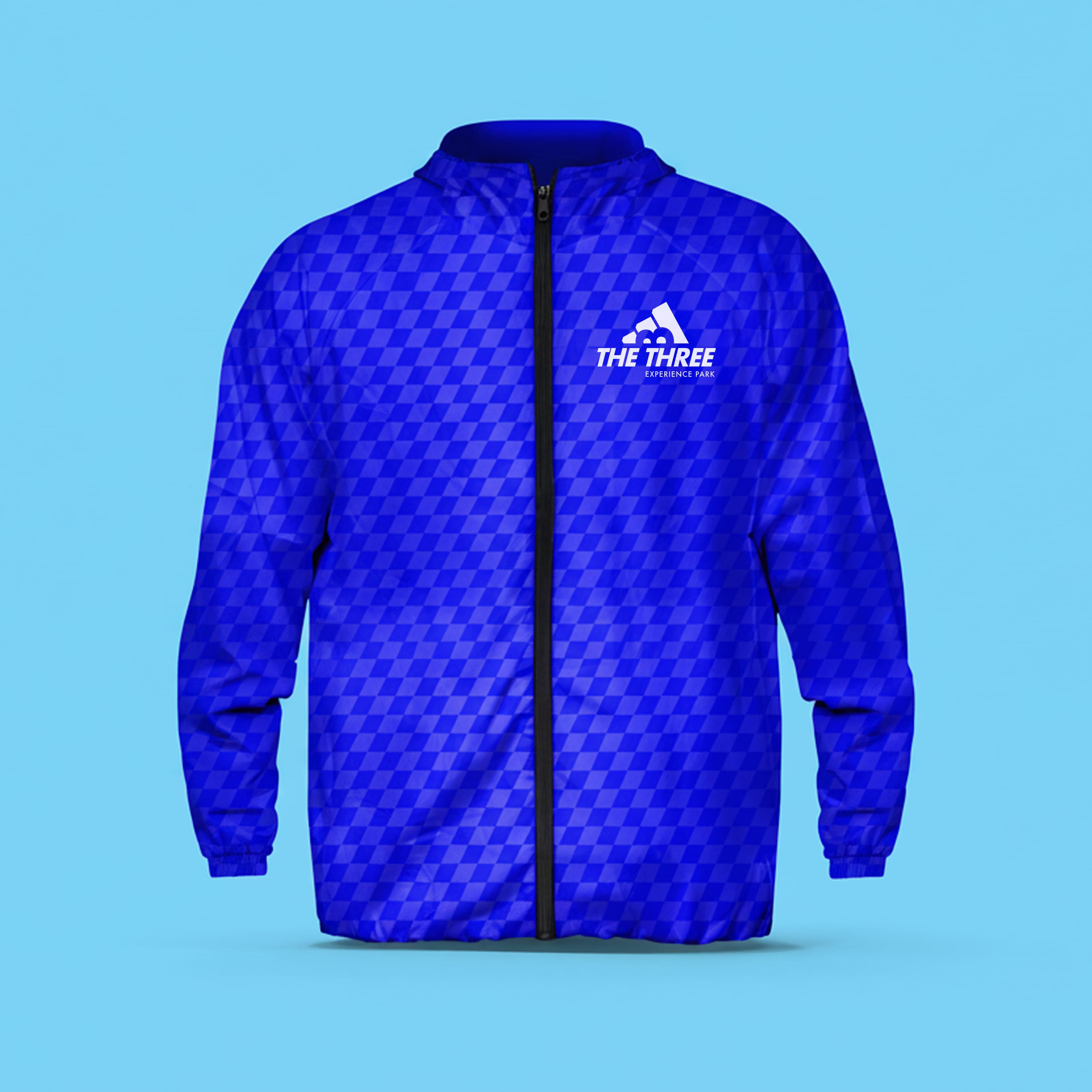 Mise en situation (mockup) du site web de Villa Wassim Marrakech, affiché sur un ordinateur portable MacBook Pro sur un bureau en bois. La page présente la section 'Activités et les alentours', avec un grand visuel de la région de Ouarzazate (paysage désertique, casbah) et le titre 'The Gateway To The Desert'. La mise en page est propre, minimaliste et haut de gamme, utilisant les polices Serif et Sans Serif de la charte graphique. Cette image démontre la qualité de l'expérience utilisateur (UX) et le design épuré réalisé par Nux-Studio pour le site web de l'hôtel de luxe Villa Wassim, facilitant la découverte des activités et du voyage.