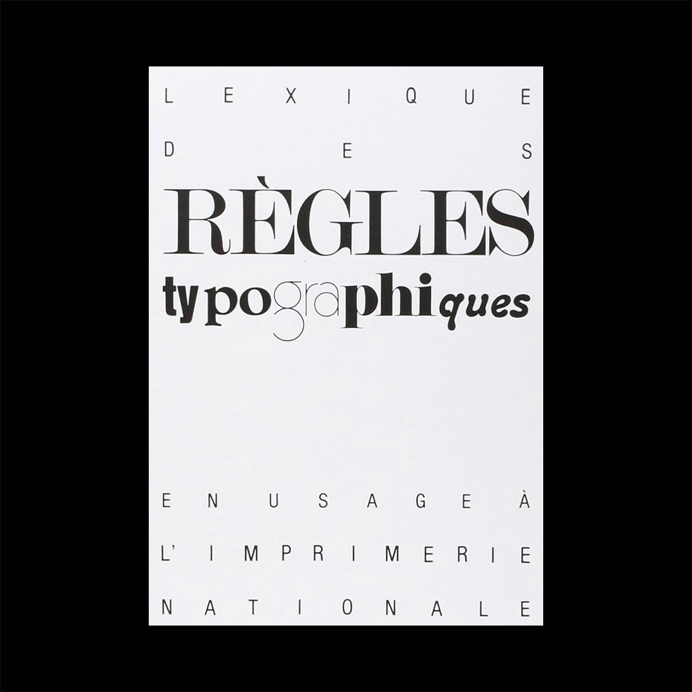 Photographie artistique d'un verre de vin jaune à moitié rempli sur fond dégradé sombre, avec une typographie cursive blanche superposée lisant 'La Percée du Vin', créant une identité visuelle élégante pour un projet œnologique.