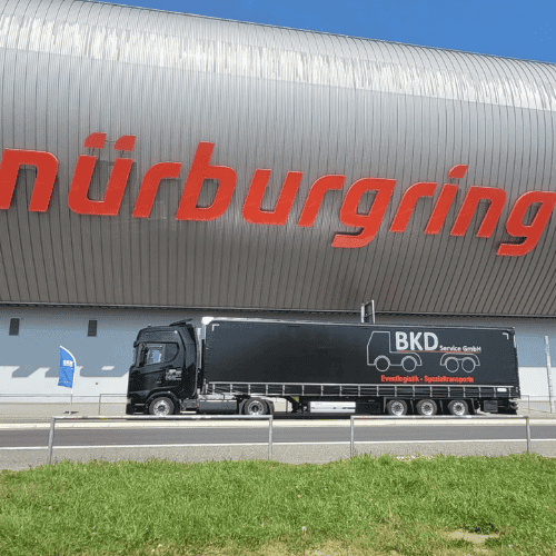 BKD Service GmbH Logistik-Standort mit geparktem Megasattel-LKW für spezialisierte Messelogistik