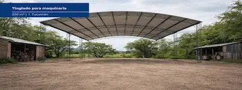 Tinglado industrial metálico económico con estructura de acero y cubierta curva de chapa instalado en Tucumán para uso productivo.