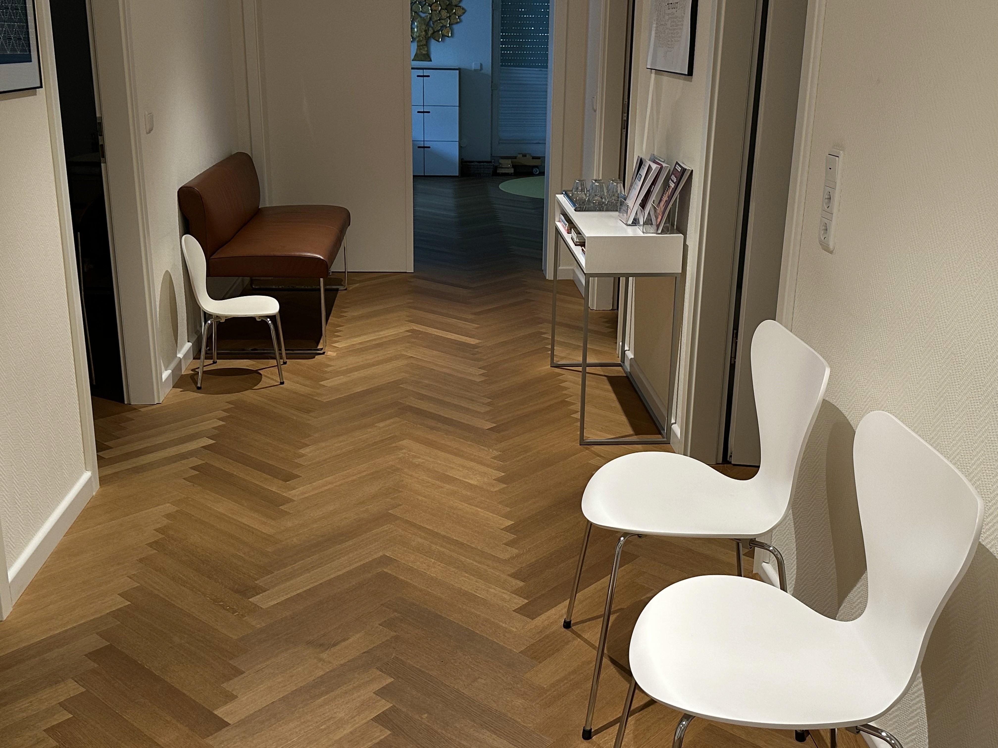 Empfangsbereich und Wartebereich der Praxis Heinrich Aesthetics in Hamburg