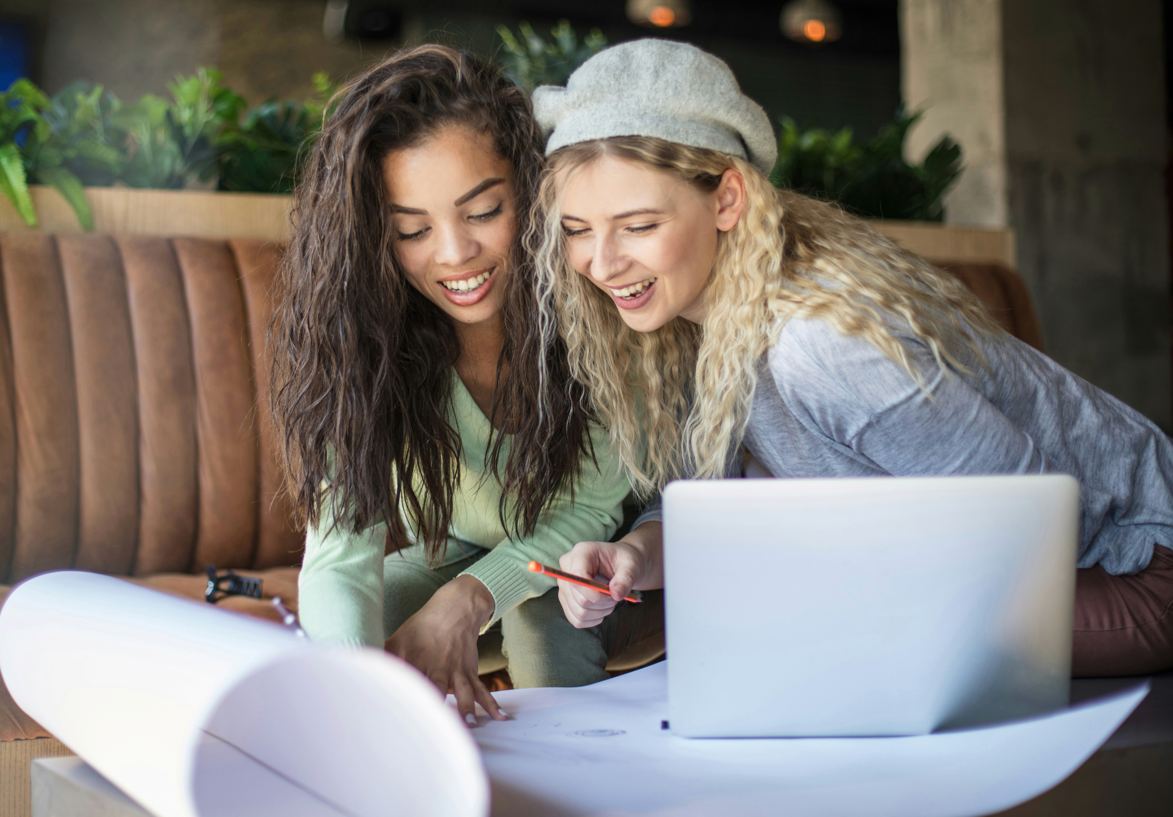 Deux femmes consultent un ordinateur, organisation d’une épargne collective en ligne