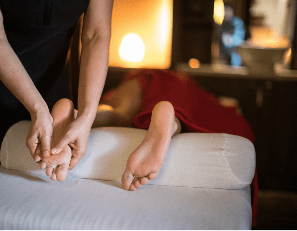 Réflexologie plantaire – stimulation des zones réflexes du pied pour apaiser le corps et rééquilibrer l’énergie.