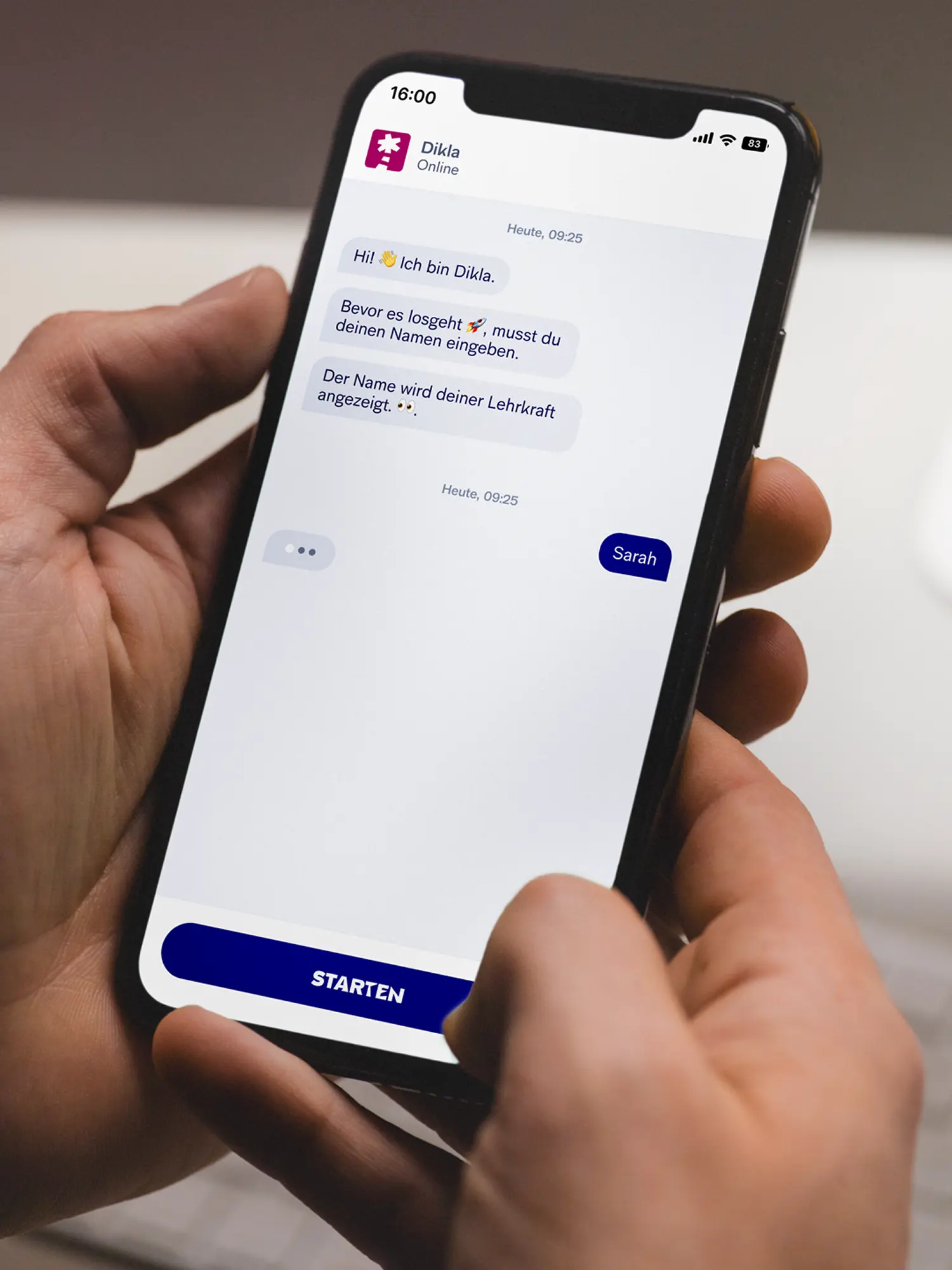 Smartphone-Chat UI: Dikla begrüßt Schülerin, Name eingeben, Button STARTEN
