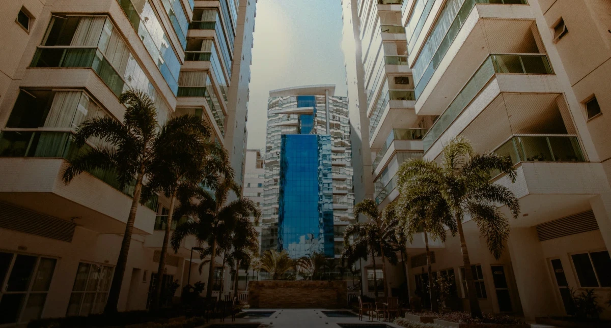 imagem de complexo com 3 edifícios. Imagem tirada de baixo para cima.