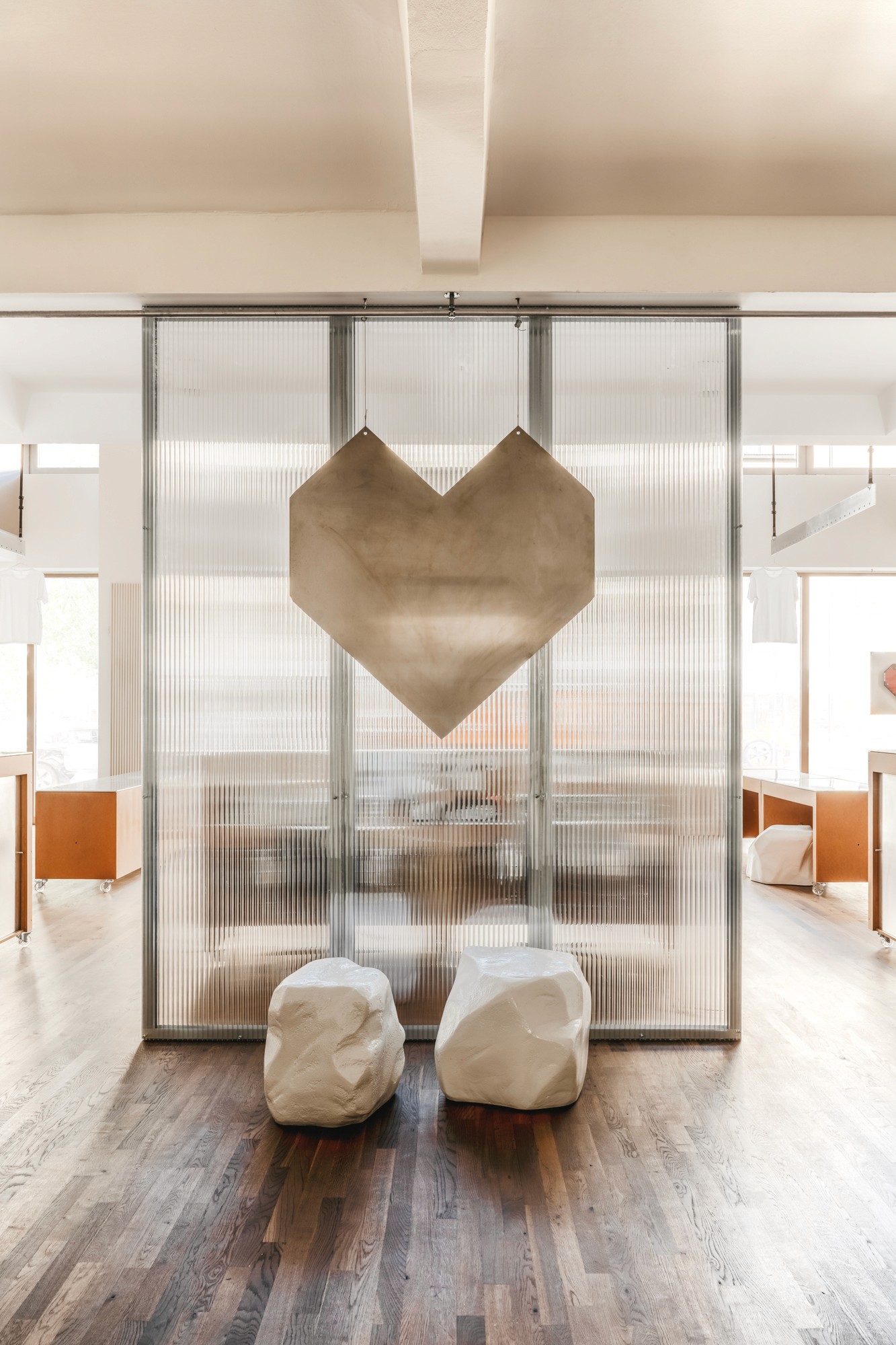 Herz-Installation im KMB Showroom Berlin, modernes Interior-Design für kreative Marken-Events.