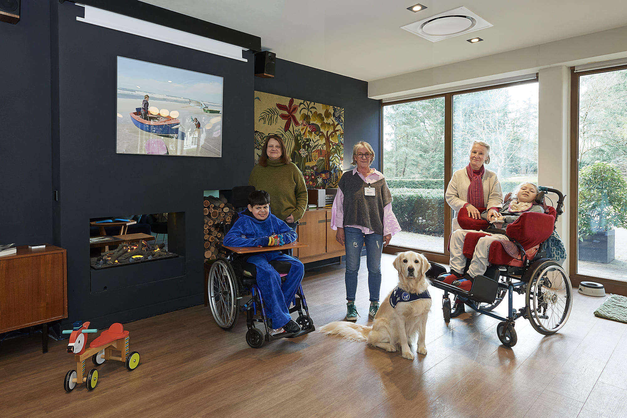 Nathalie accompagnée de son chien d’assistance Porto, photographiées par Frédéric Bourcier à la Maison de Répit de Tassin-la-Demi-Lune dans le cadre d’un reportage documentaire social pour Handi’Chiens.