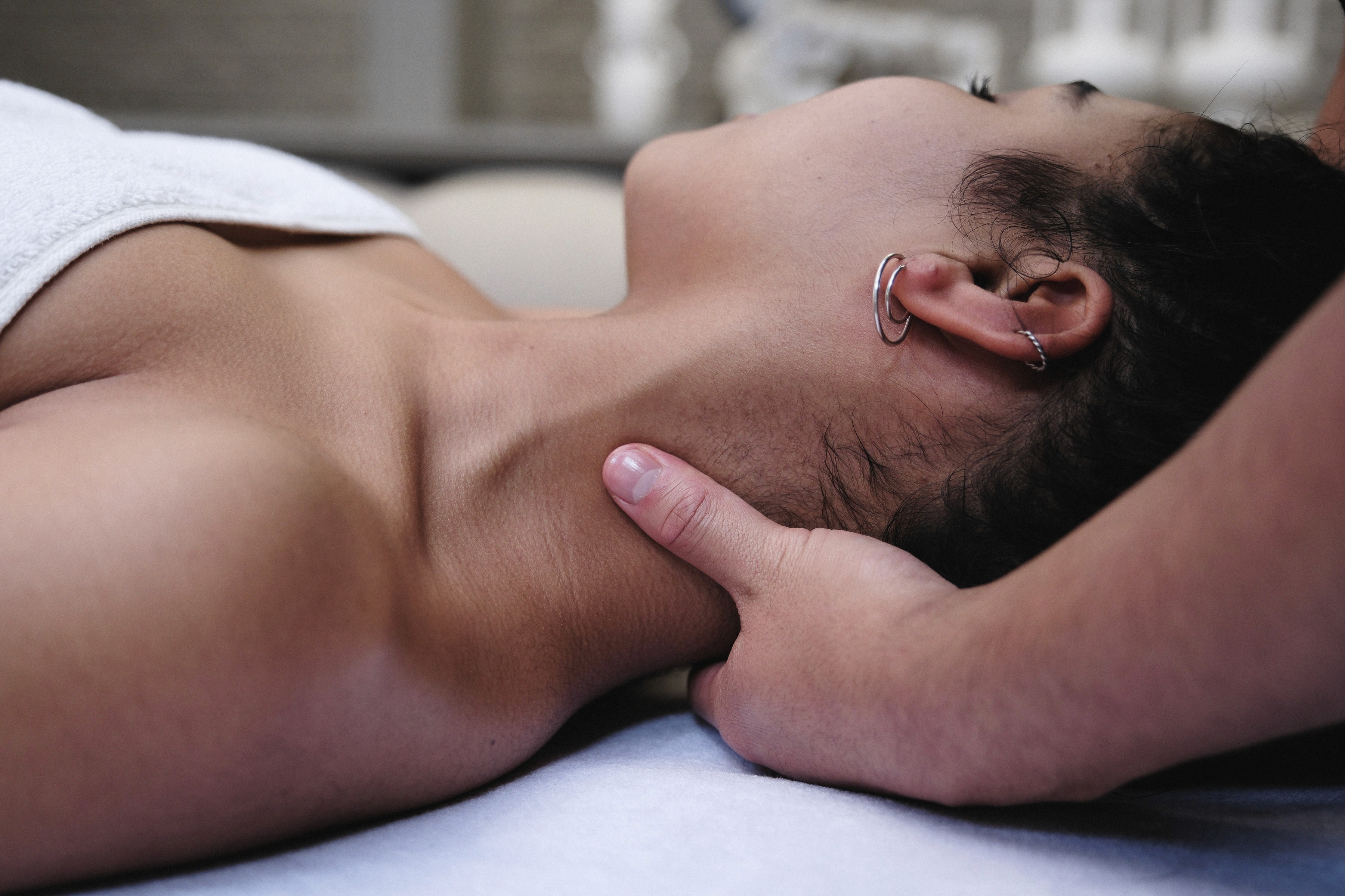 Gerichte drukpuntmassage in de nek- en schouderregio bij een cliënt