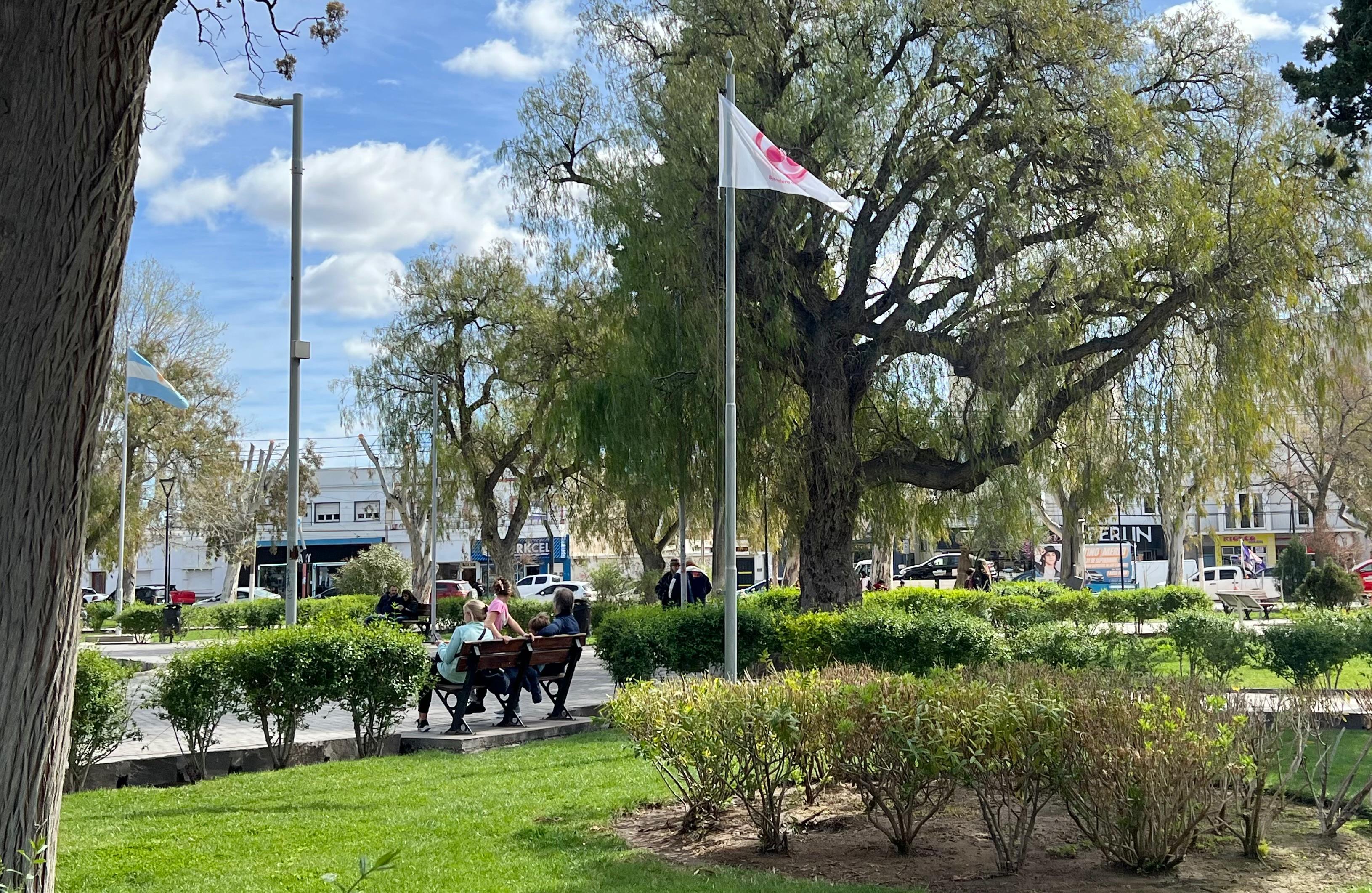 Izamiento de la Bandera de la Paz, en la Plaza San Martín de Puerto Madryn.