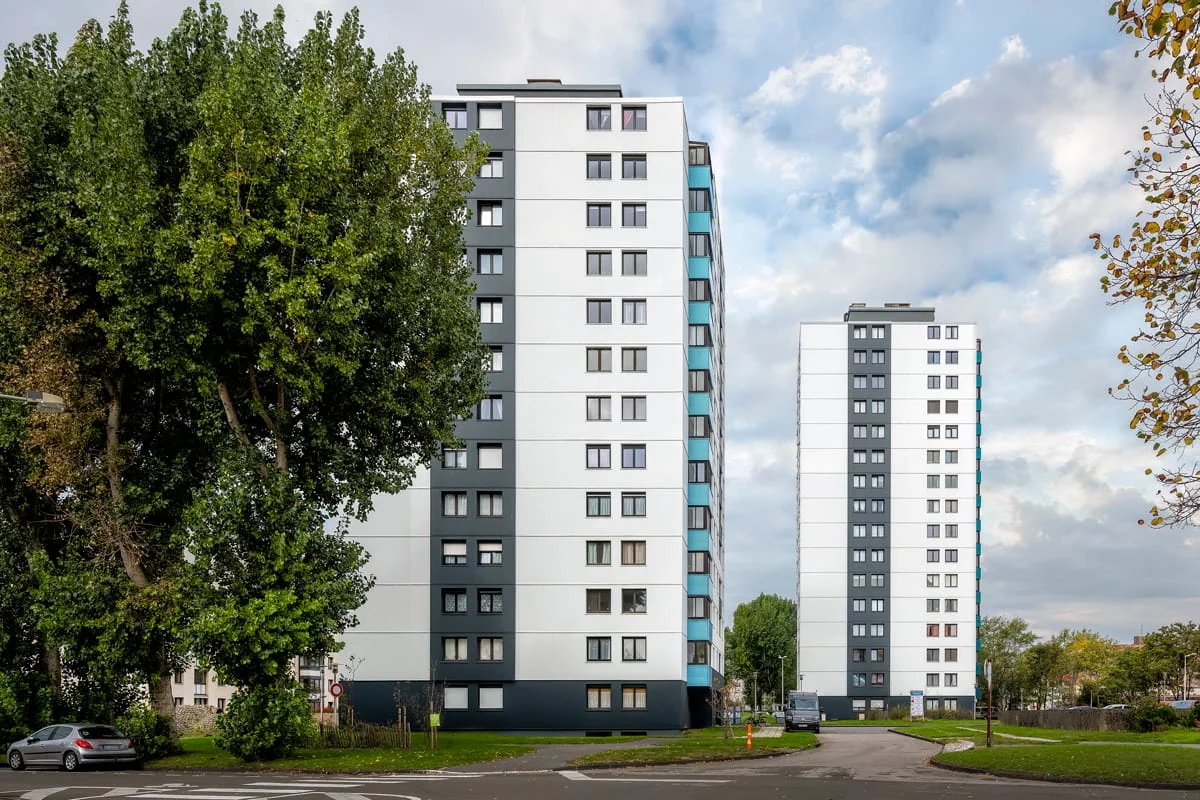 Deux tours d’habitation entourées d’espaces verts — photographie d’architecture urbaine à Dunkerque, Hauts de France