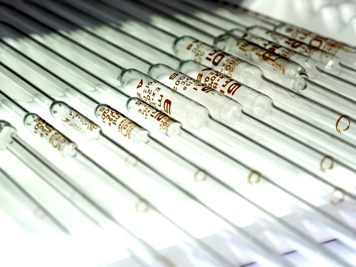 Test tubes lined up 