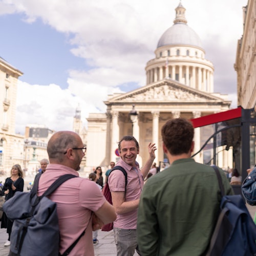 Guide and guests in front of the Pantheon