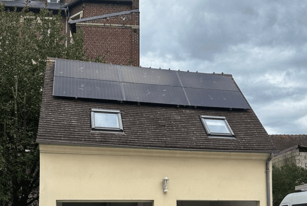 Photo d'une maison à Compiègne équipée de panneaux photovoltaïques dont l'installation a été faite par Solarock.