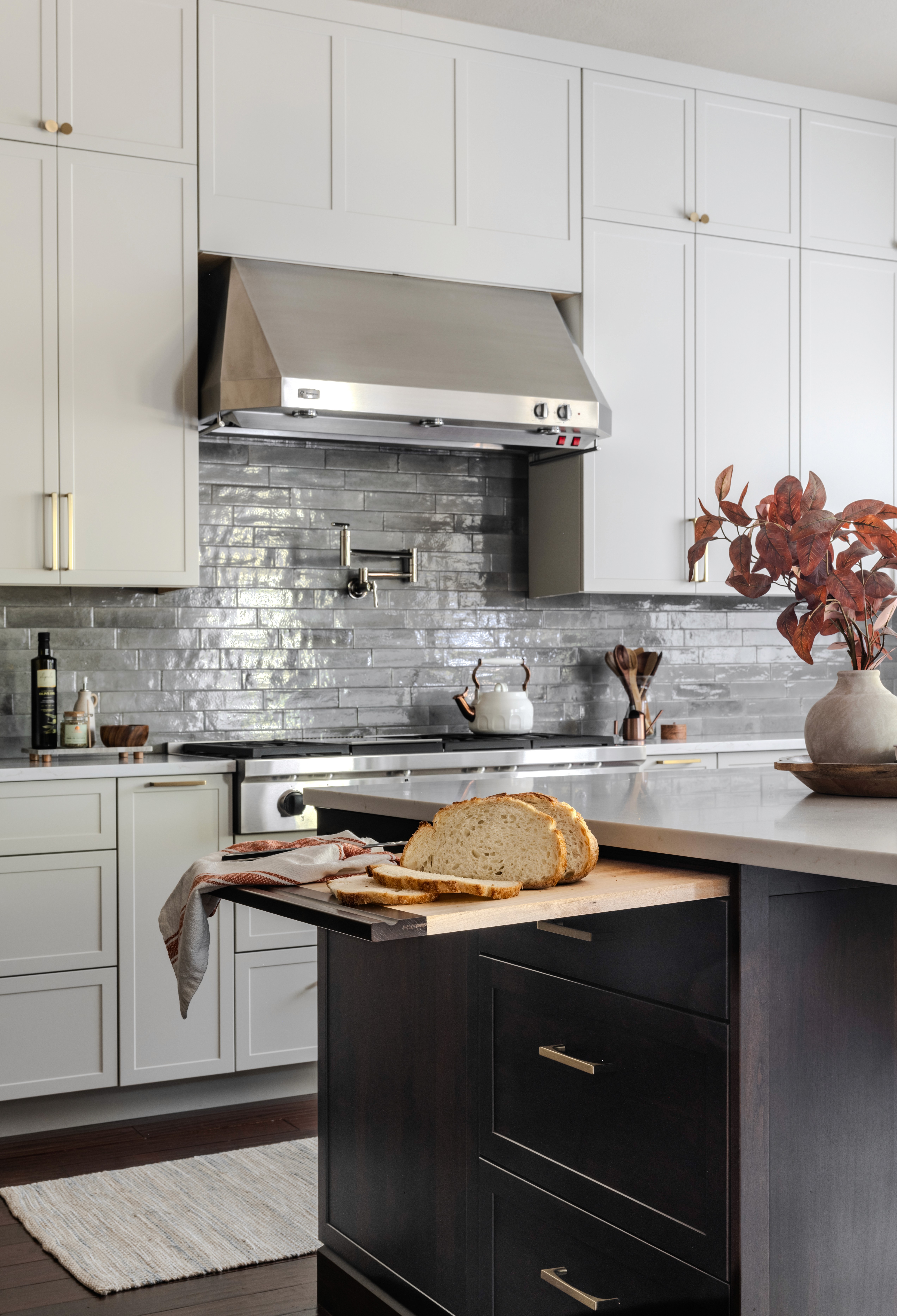 Turnbuoy: Cream cabinets