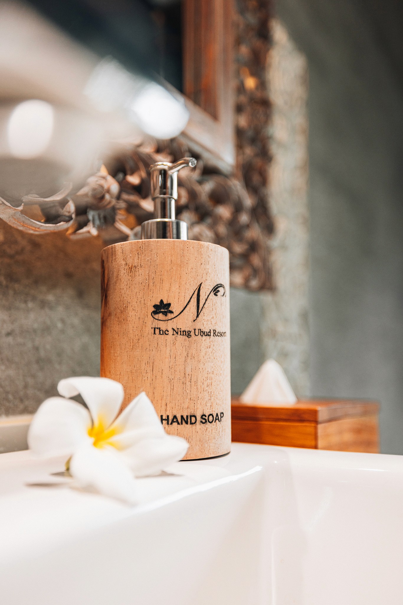 Detailaufnahme von nachhaltiger Hotelkosmetik im Ning Resort Ubud – Umweltfreundliche Pflegeprodukte