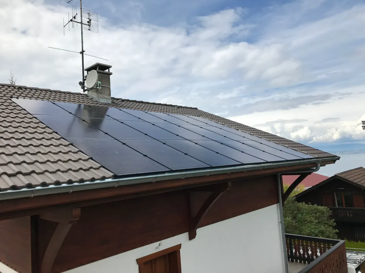 Installation d'un kit de panneaux photovoltaïques de 12 kWc avec batterie de stockage