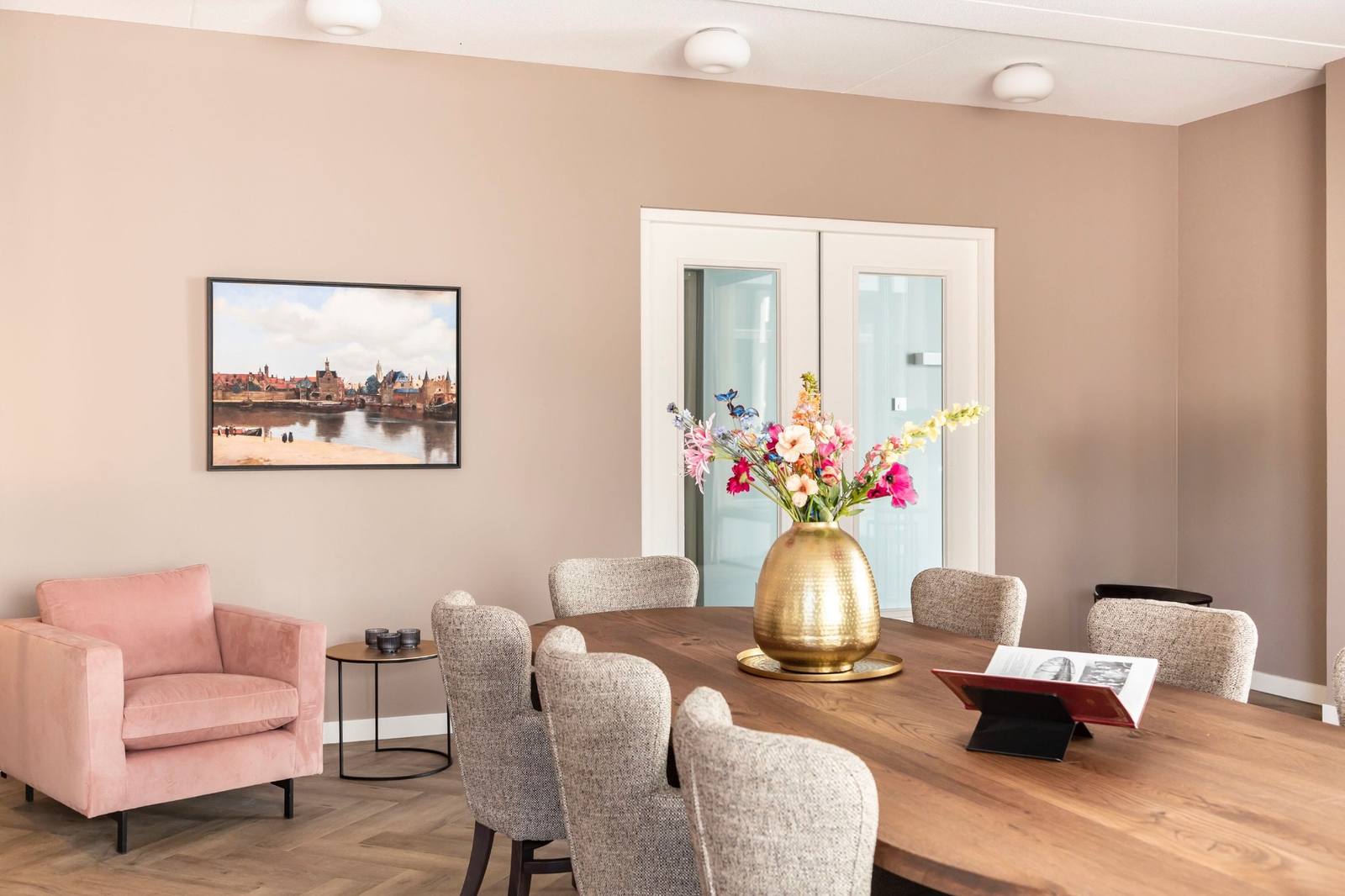 woonkamer oud roze muren en roze fauteuil