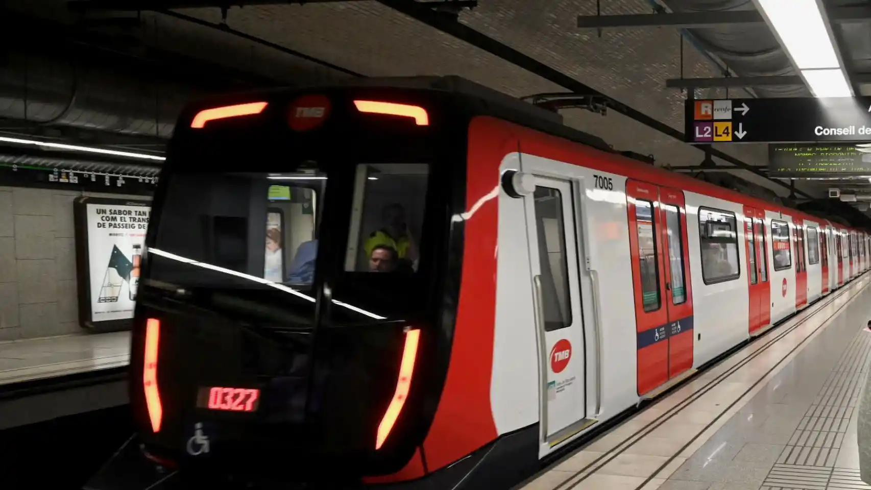 Metro in Barcelona met reizigers onderweg naar het stadscentrum, openbaar vervoer Barcelona