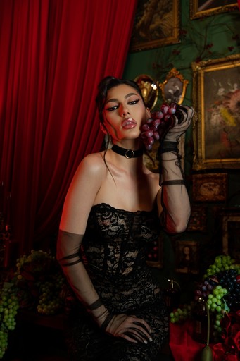 Ședință foto portret feminin creativă realizată într-un studio foto din București