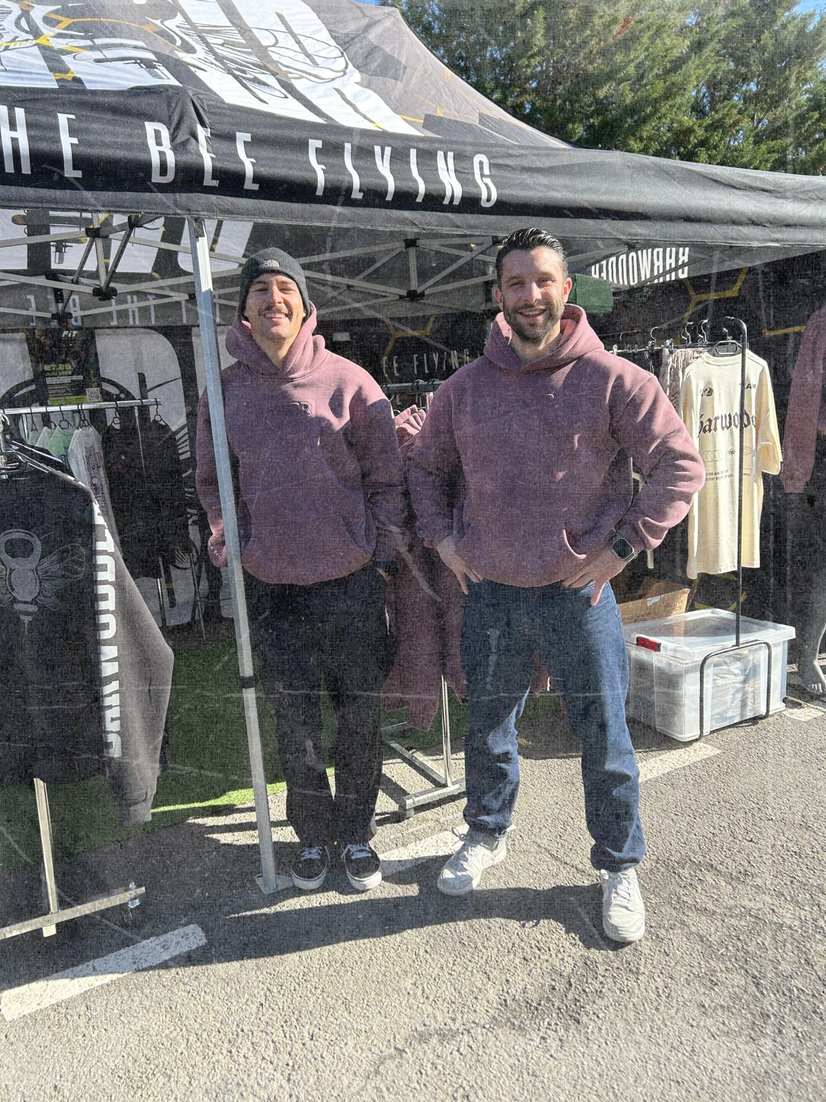 photos des fondateurs de barwodder devant un stand