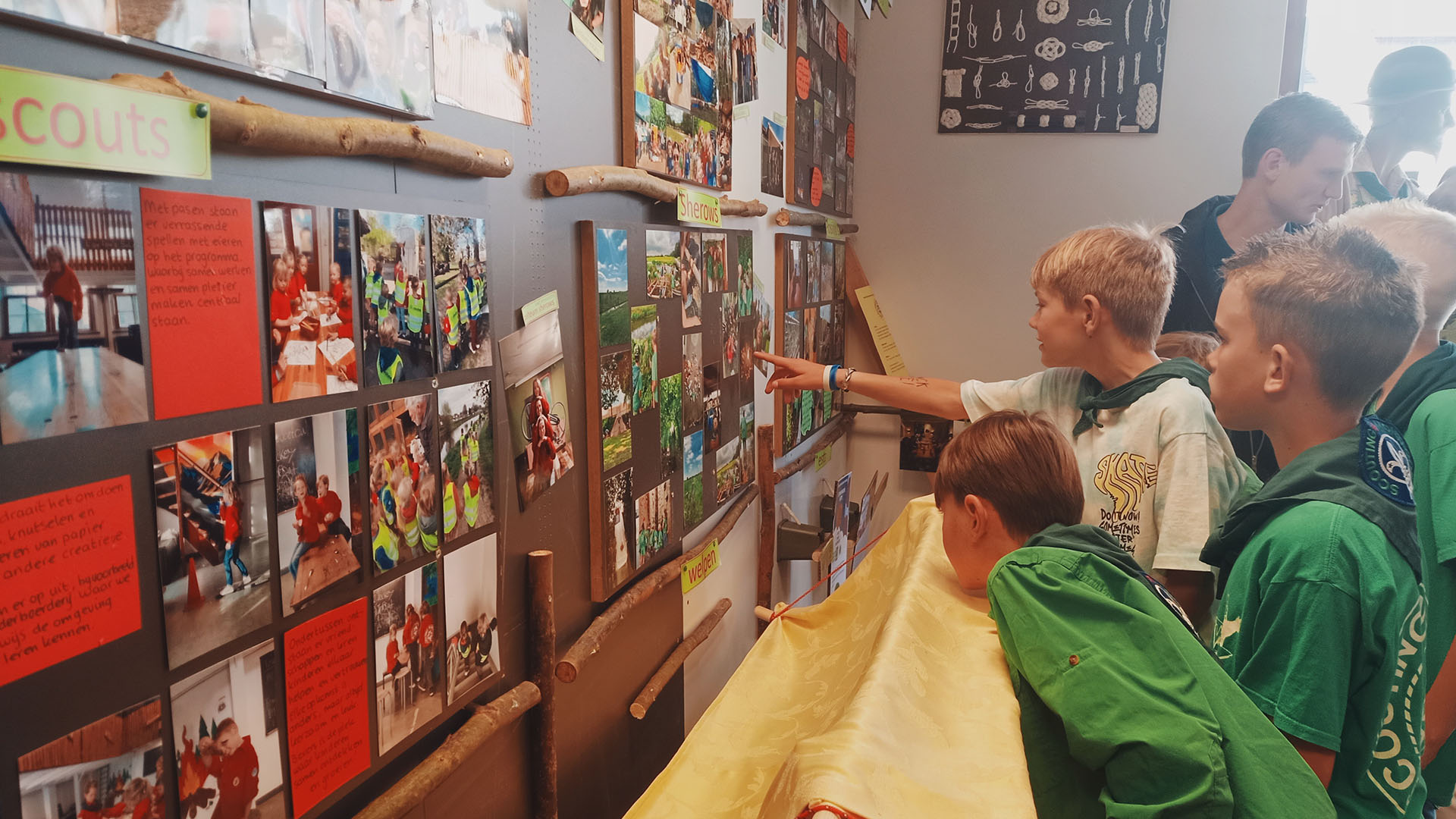 Scouting Montfoort 80 jaar jonge scouts bekijken de foto's - Oud Montfoort