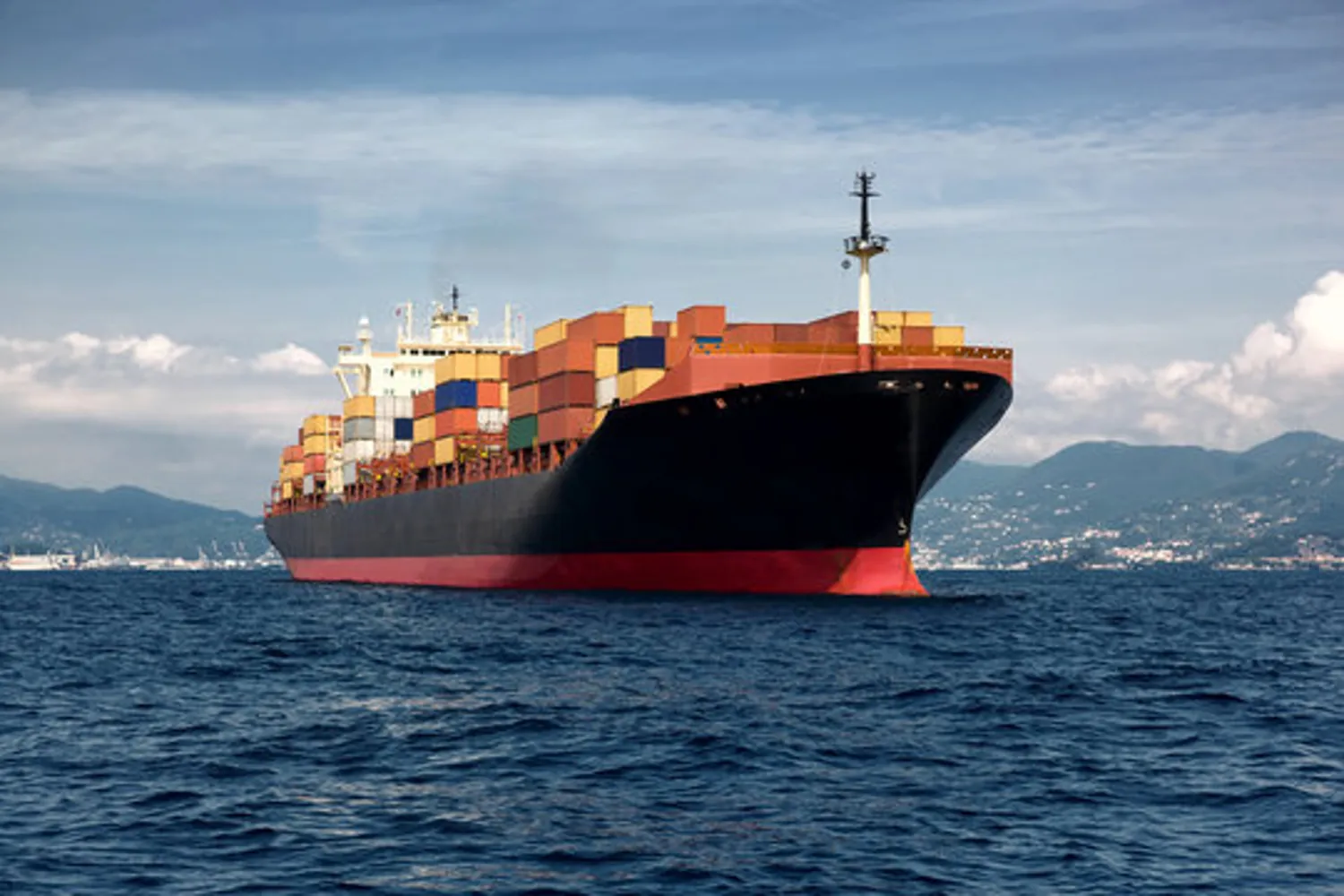 Containerschiff transportiert Frachtcontainer im internationalen Seefrachtverkehr.